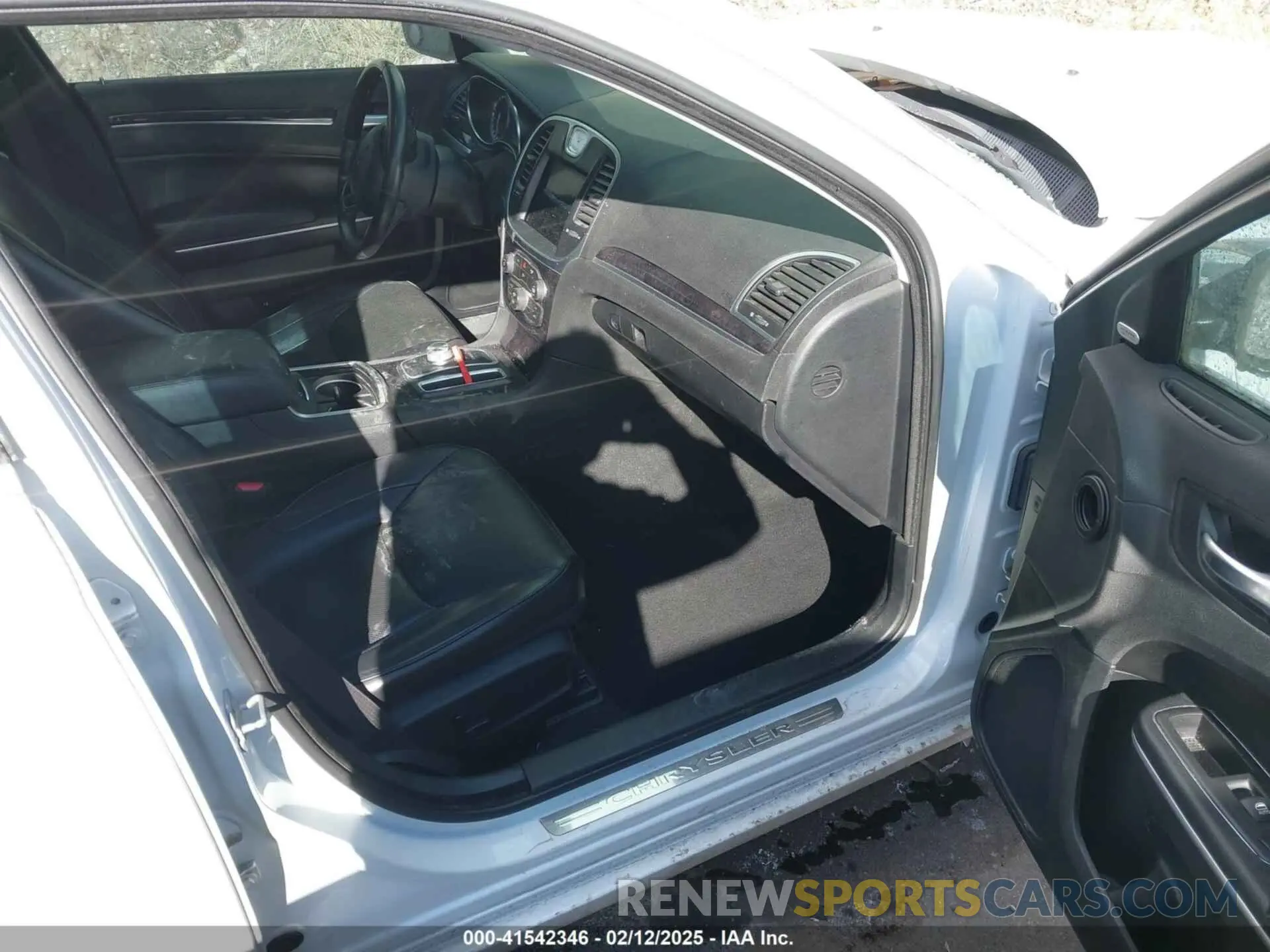 5 Photograph of a damaged car 2C3CCAEG7KH566112 CHRYSLER 300 2019