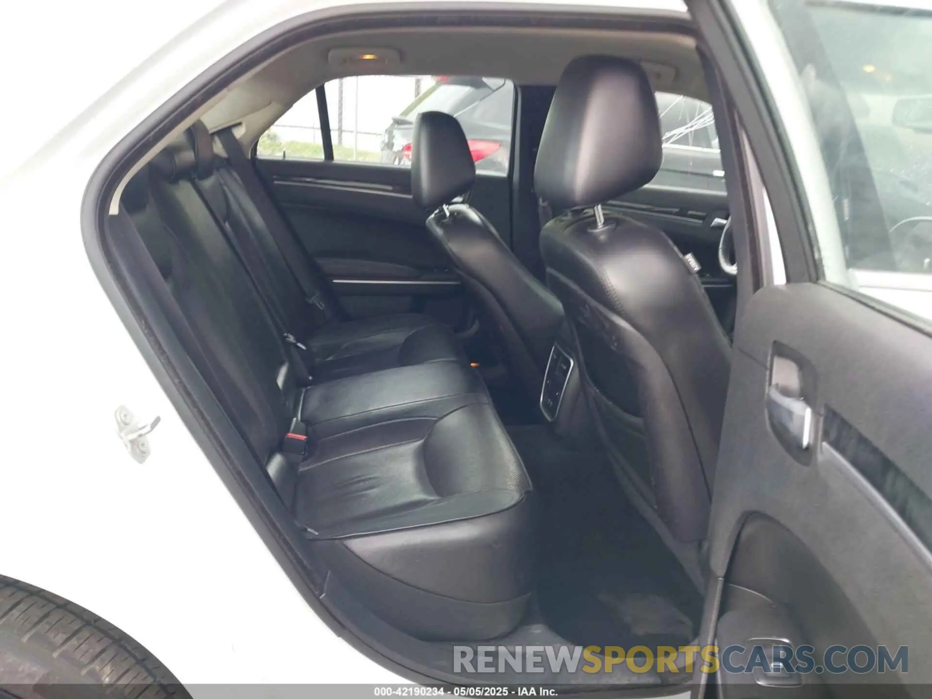 8 Фотография поврежденного автомобиля 2C3CCAEG9KH698188 CHRYSLER 300 2019