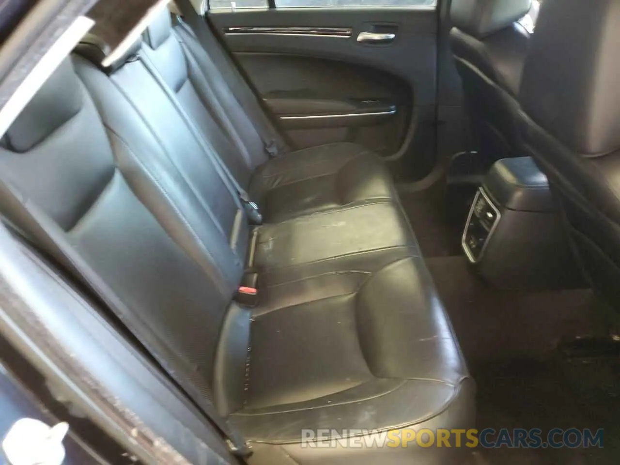 10 Photograph of a damaged car 2C3CCAEGXKH528082 CHRYSLER 300 2019
