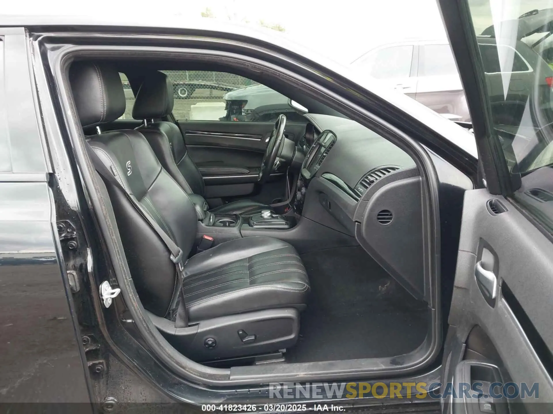 5 Photograph of a damaged car 2C3CCAGG3KH689905 CHRYSLER 300 2019