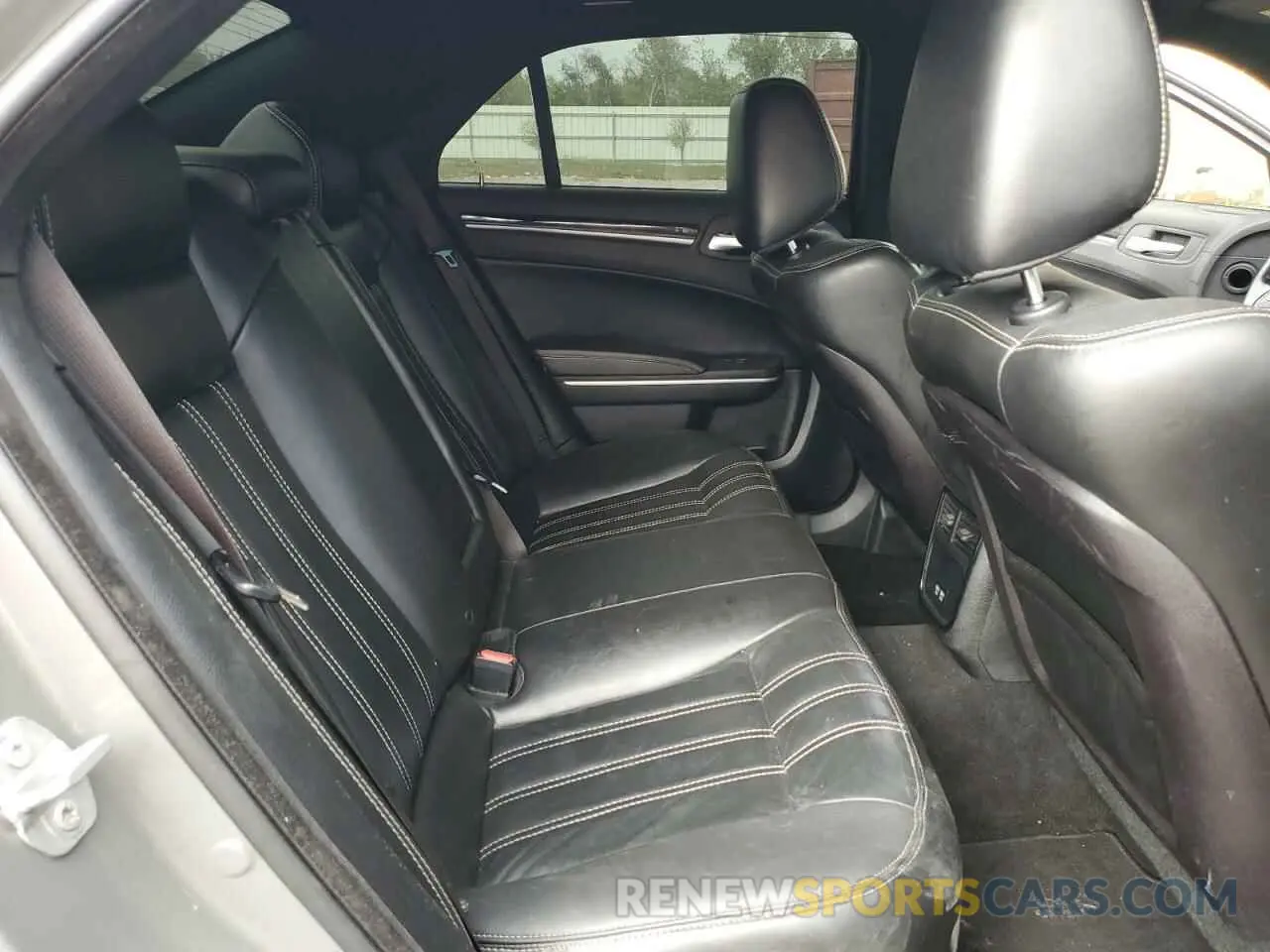 10 Photograph of a damaged car 2C3CCAGGXKH656044 CHRYSLER 300 2019