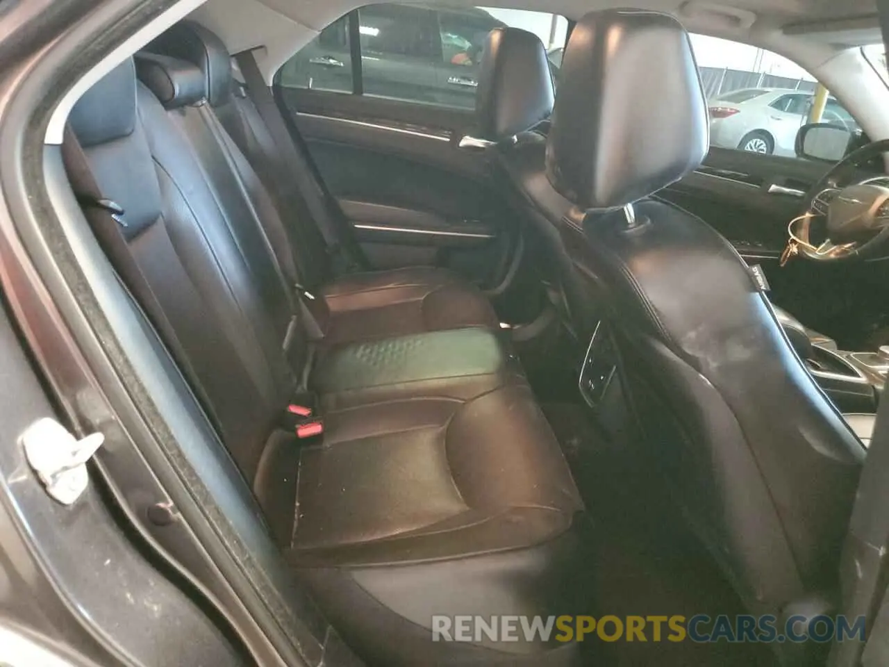 10 Photograph of a damaged car 2C3CCAKG0KH631628 CHRYSLER 300 2019