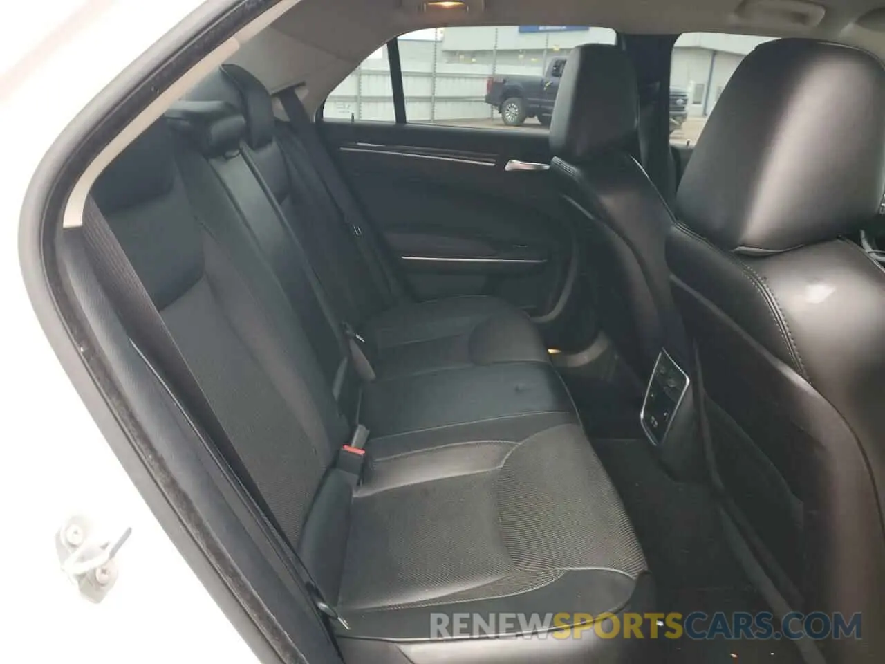 10 Photograph of a damaged car 2C3CCAKG3KH690883 CHRYSLER 300 2019