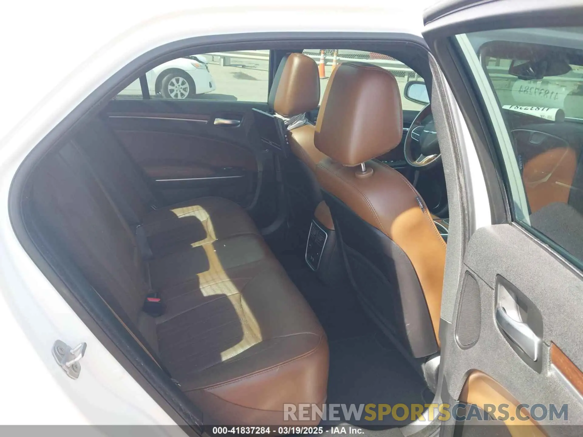 8 Photograph of a damaged car 2C3CCAPT5KH606049 CHRYSLER 300 2019