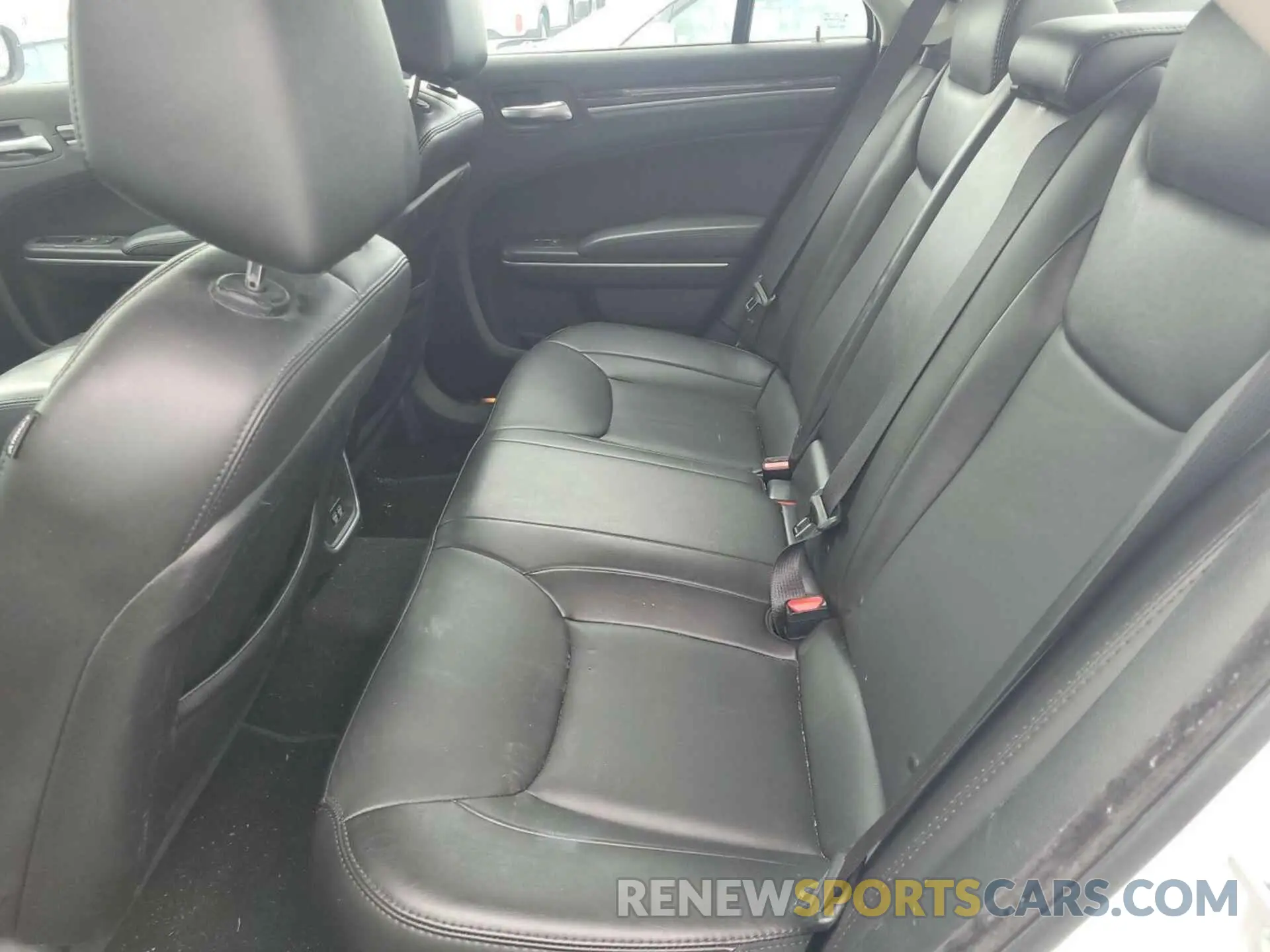 6 Photograph of a damaged car 2C3CCARG6KH618257 CHRYSLER 300 2019