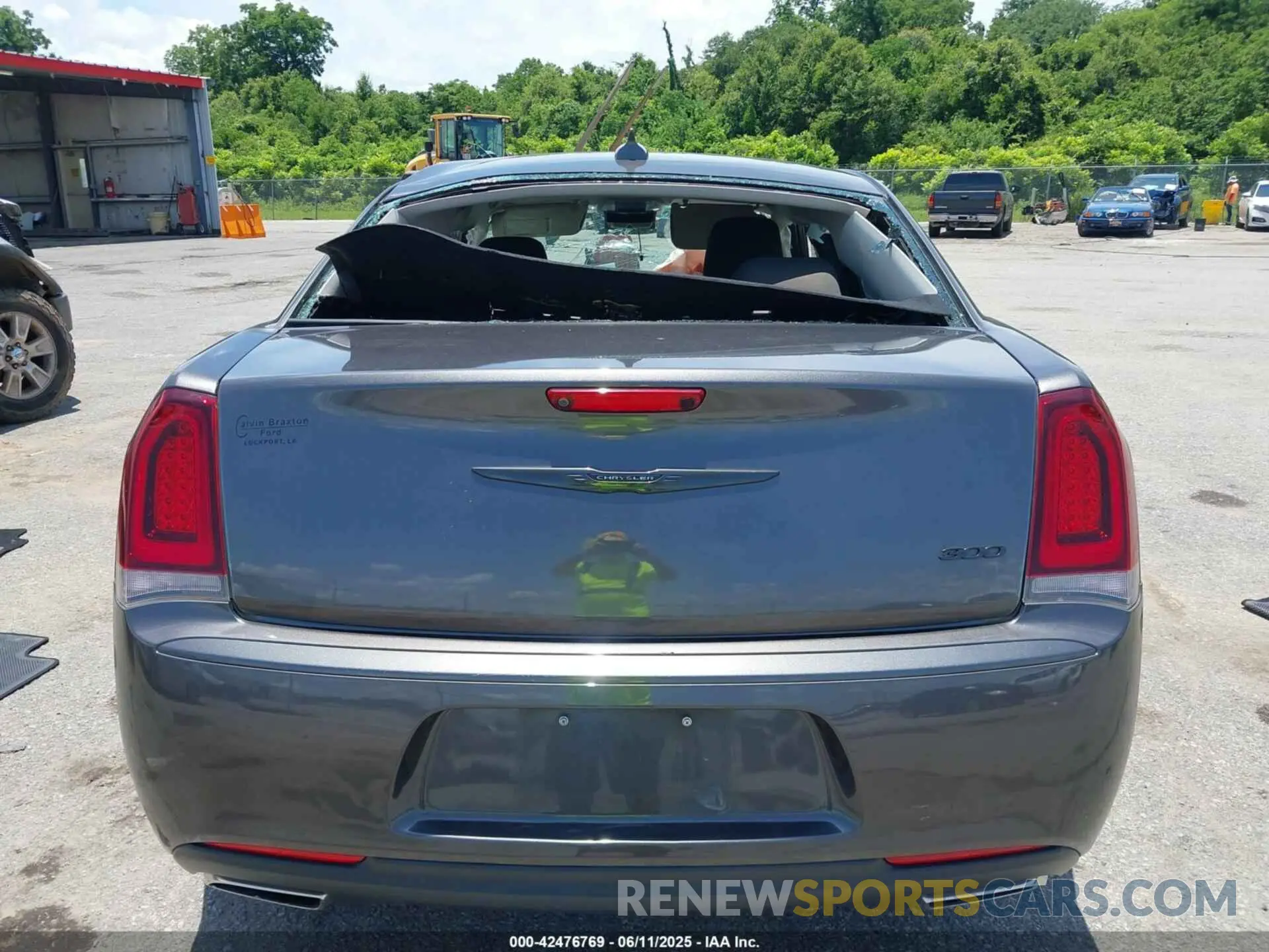 16 Photograph of a damaged car 2C3CCAAG5LH160241 CHRYSLER 300 2020