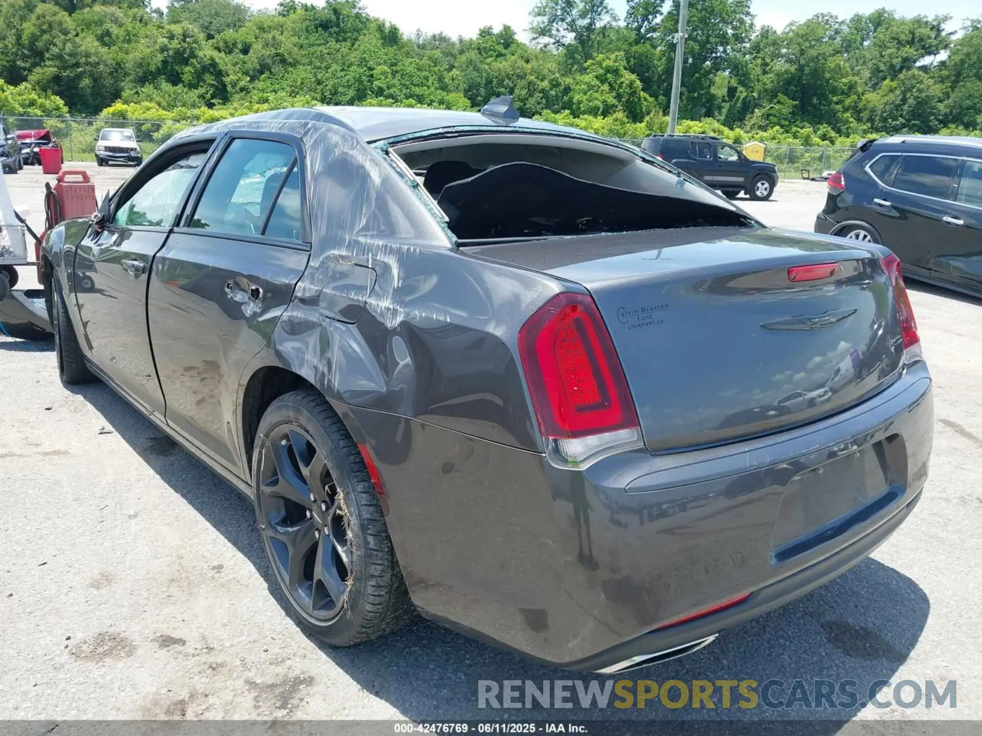 3 Photograph of a damaged car 2C3CCAAG5LH160241 CHRYSLER 300 2020