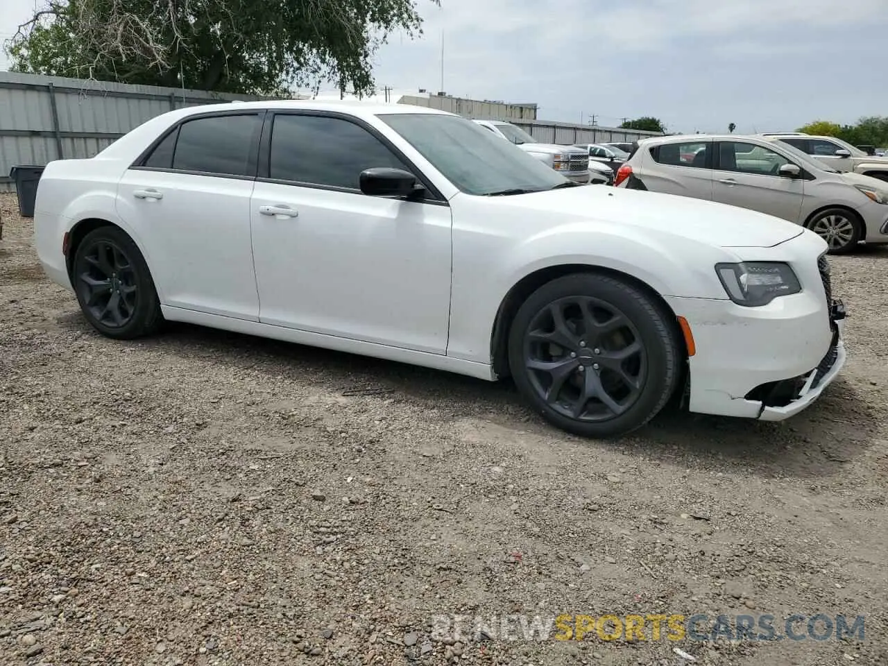 4 Photograph of a damaged car 2C3CCAAG5LH181543 CHRYSLER 300 2020