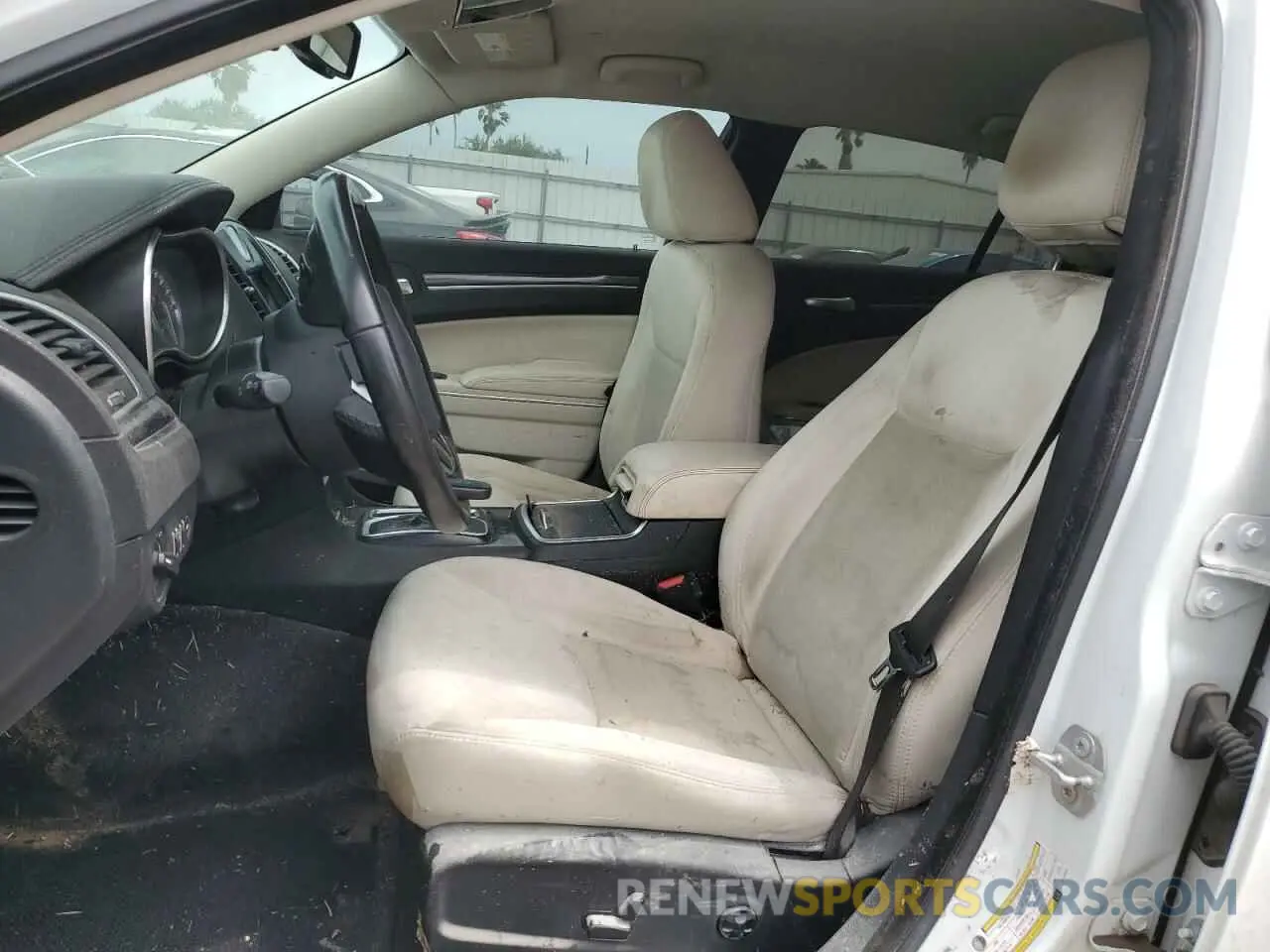 7 Photograph of a damaged car 2C3CCAAG5LH181543 CHRYSLER 300 2020