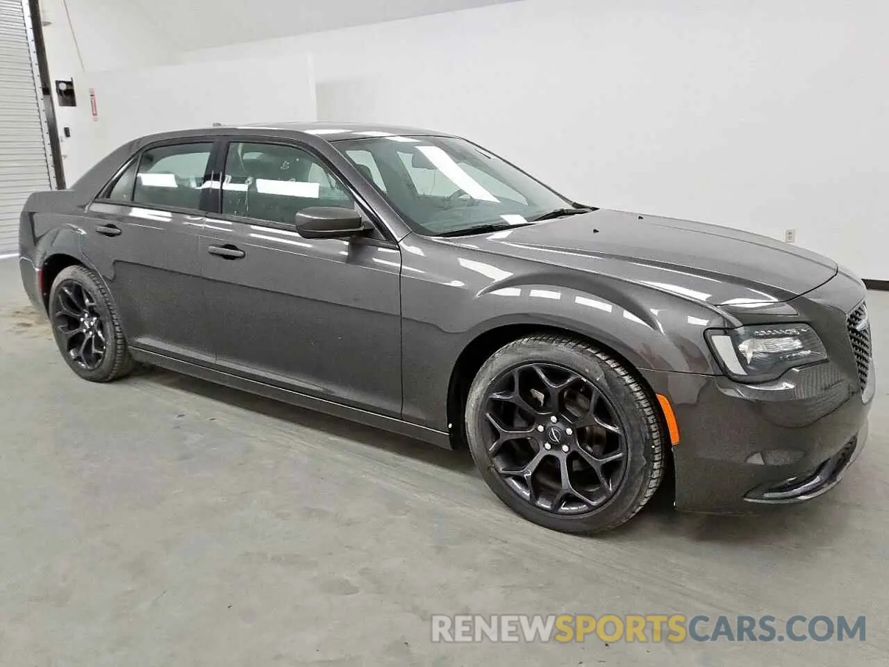 4 Photograph of a damaged car 2C3CCABG8LH131377 CHRYSLER 300 2020