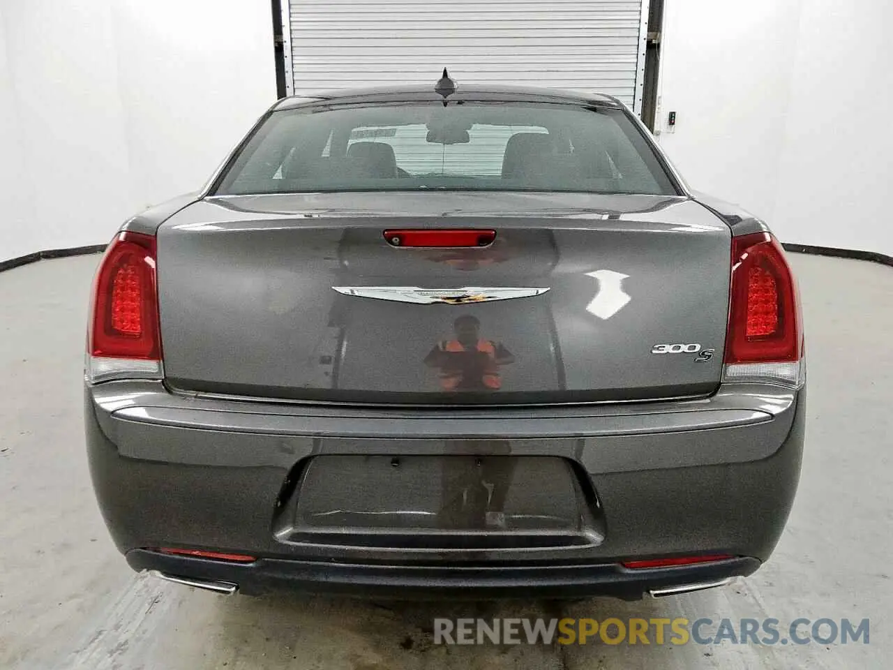 6 Photograph of a damaged car 2C3CCABG8LH131377 CHRYSLER 300 2020