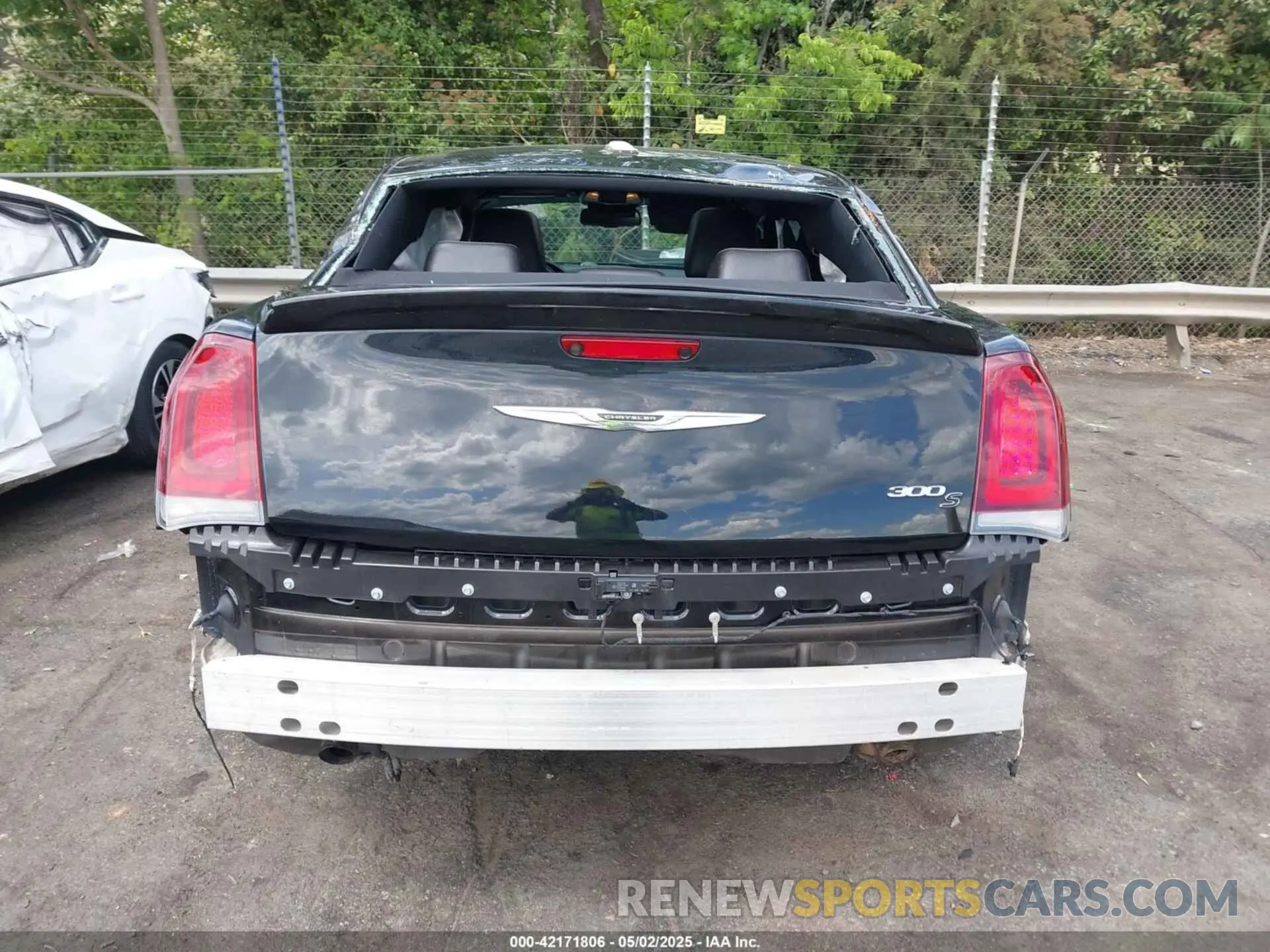17 Photograph of a damaged car 2C3CCABT3LH122941 CHRYSLER 300 2020