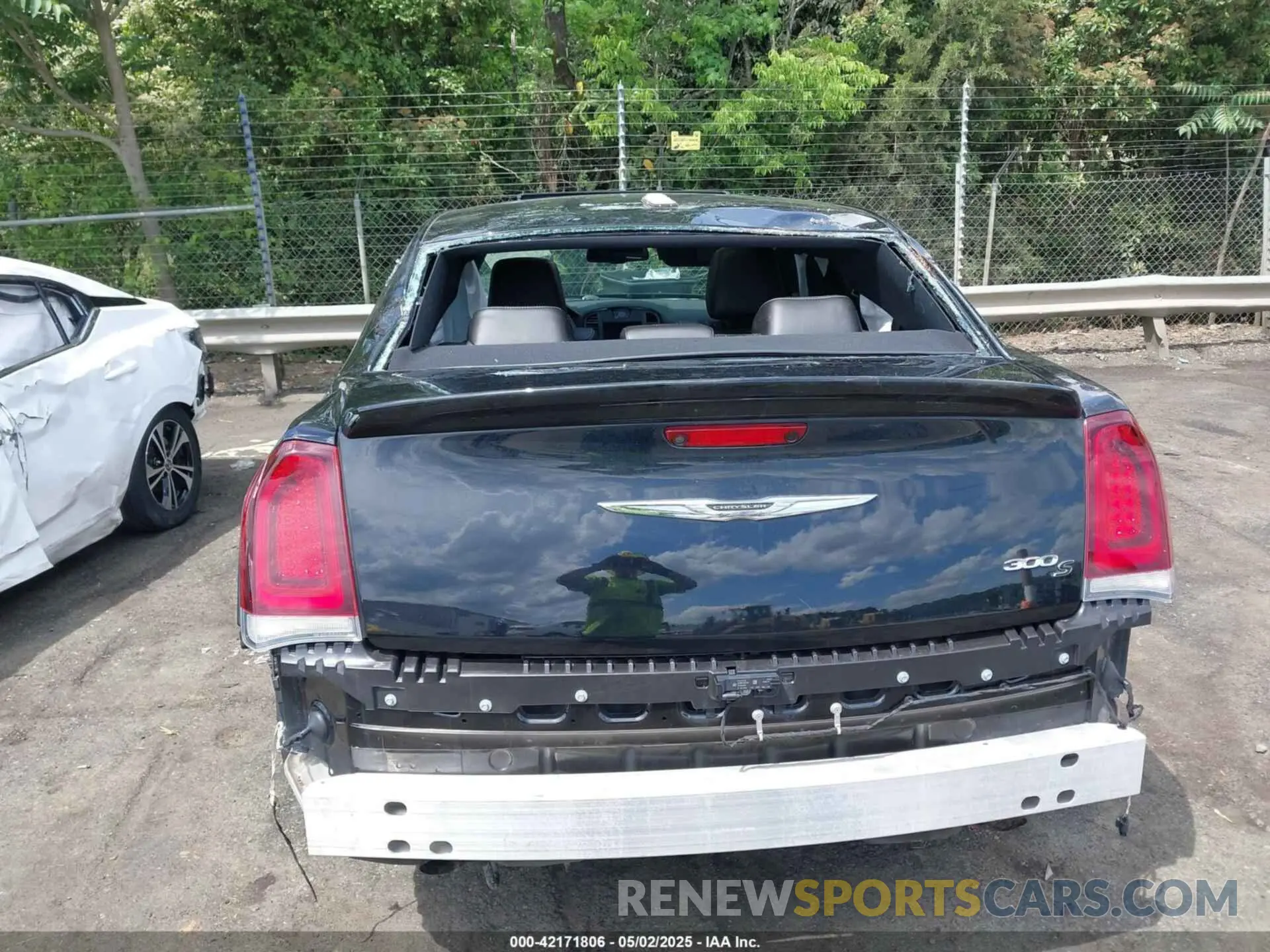 19 Photograph of a damaged car 2C3CCABT3LH122941 CHRYSLER 300 2020
