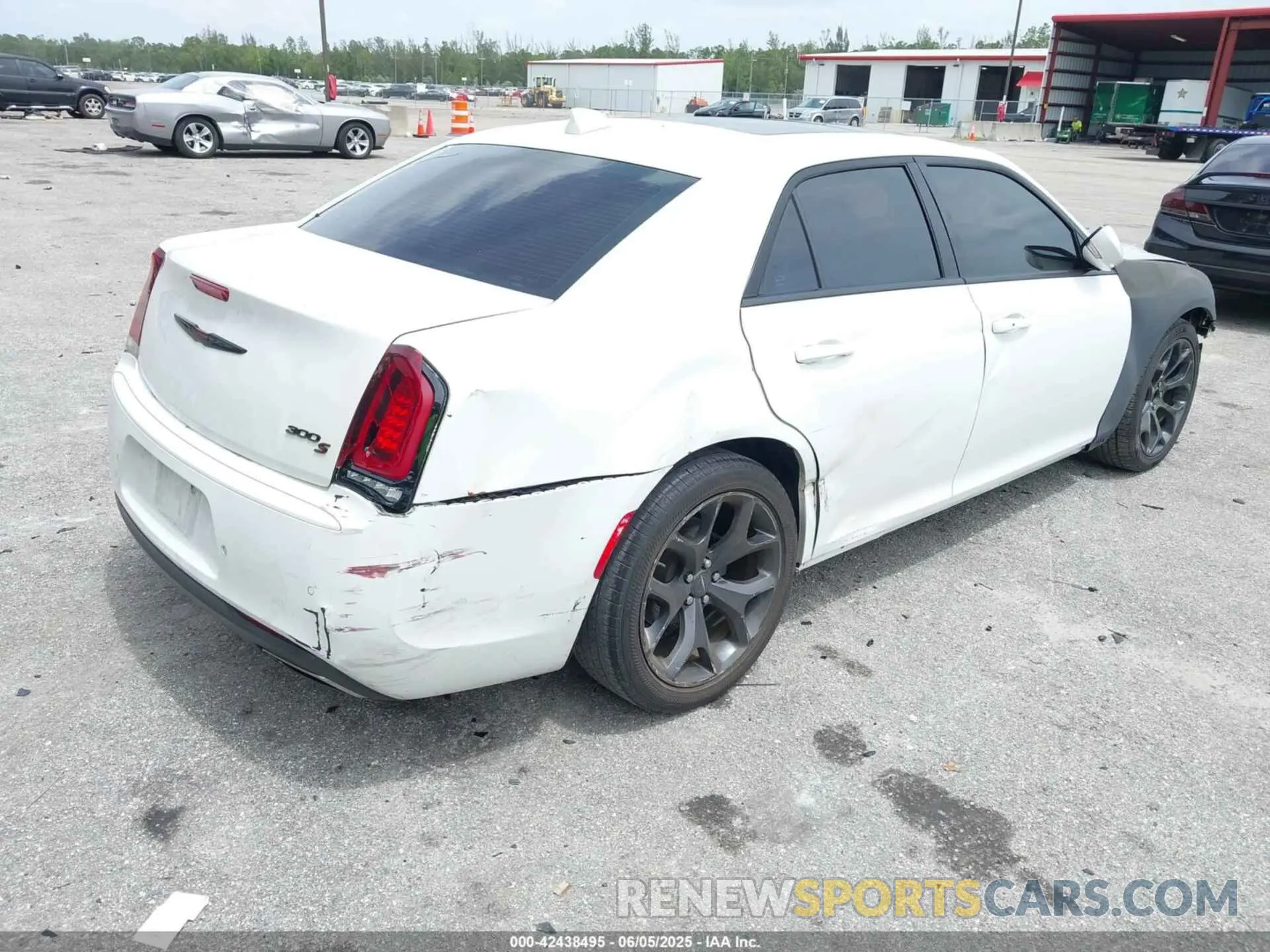 4 Фотография поврежденного автомобиля 2C3CCABG0MH537039 CHRYSLER 300 2021