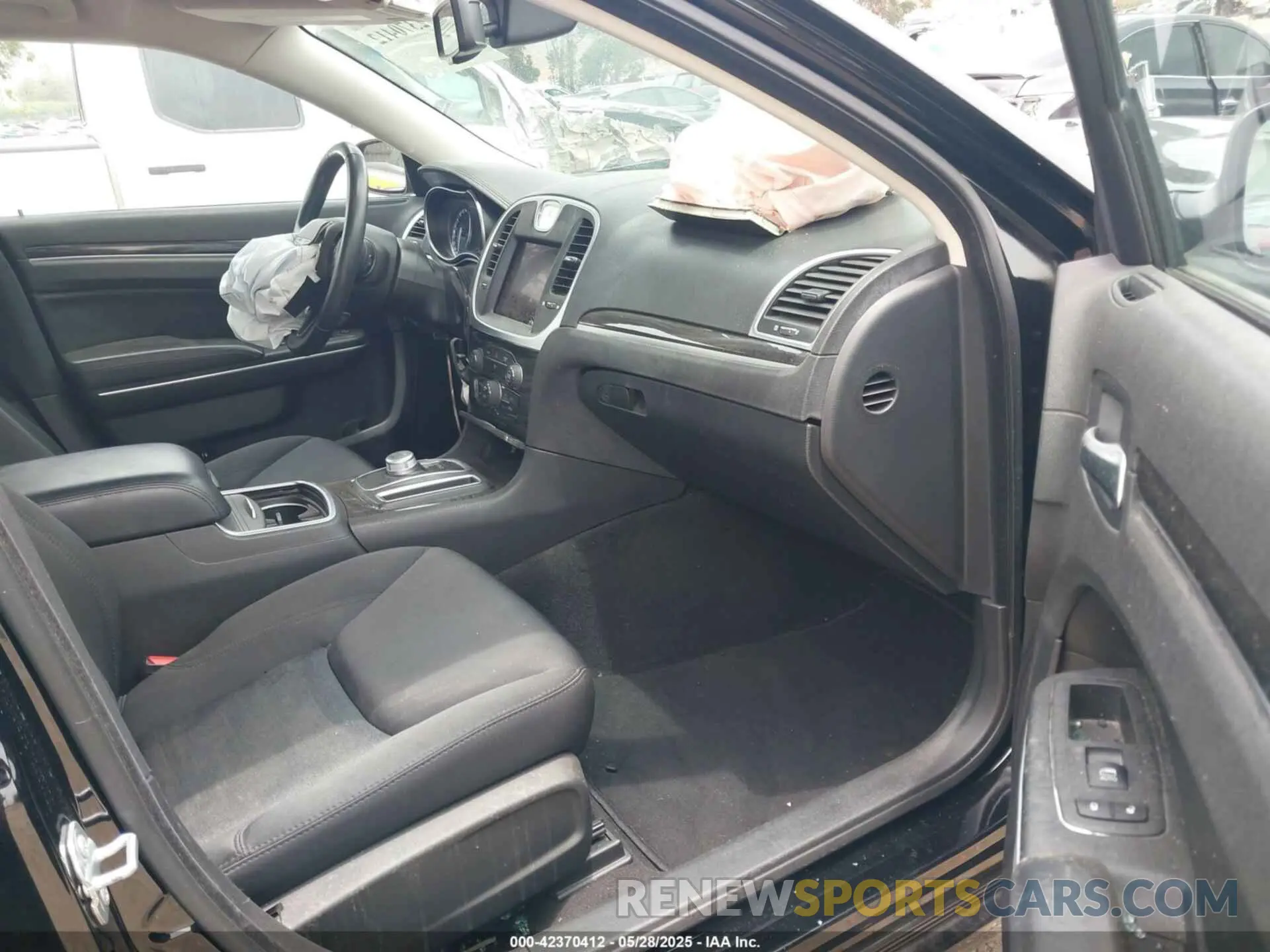 5 Photograph of a damaged car 2C3CCAAG5NH121068 CHRYSLER 300 2022