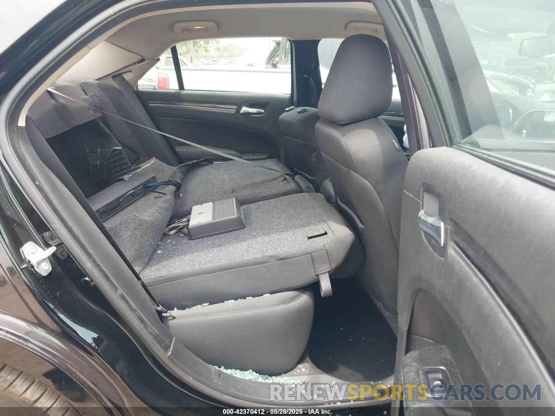 8 Photograph of a damaged car 2C3CCAAG5NH121068 CHRYSLER 300 2022