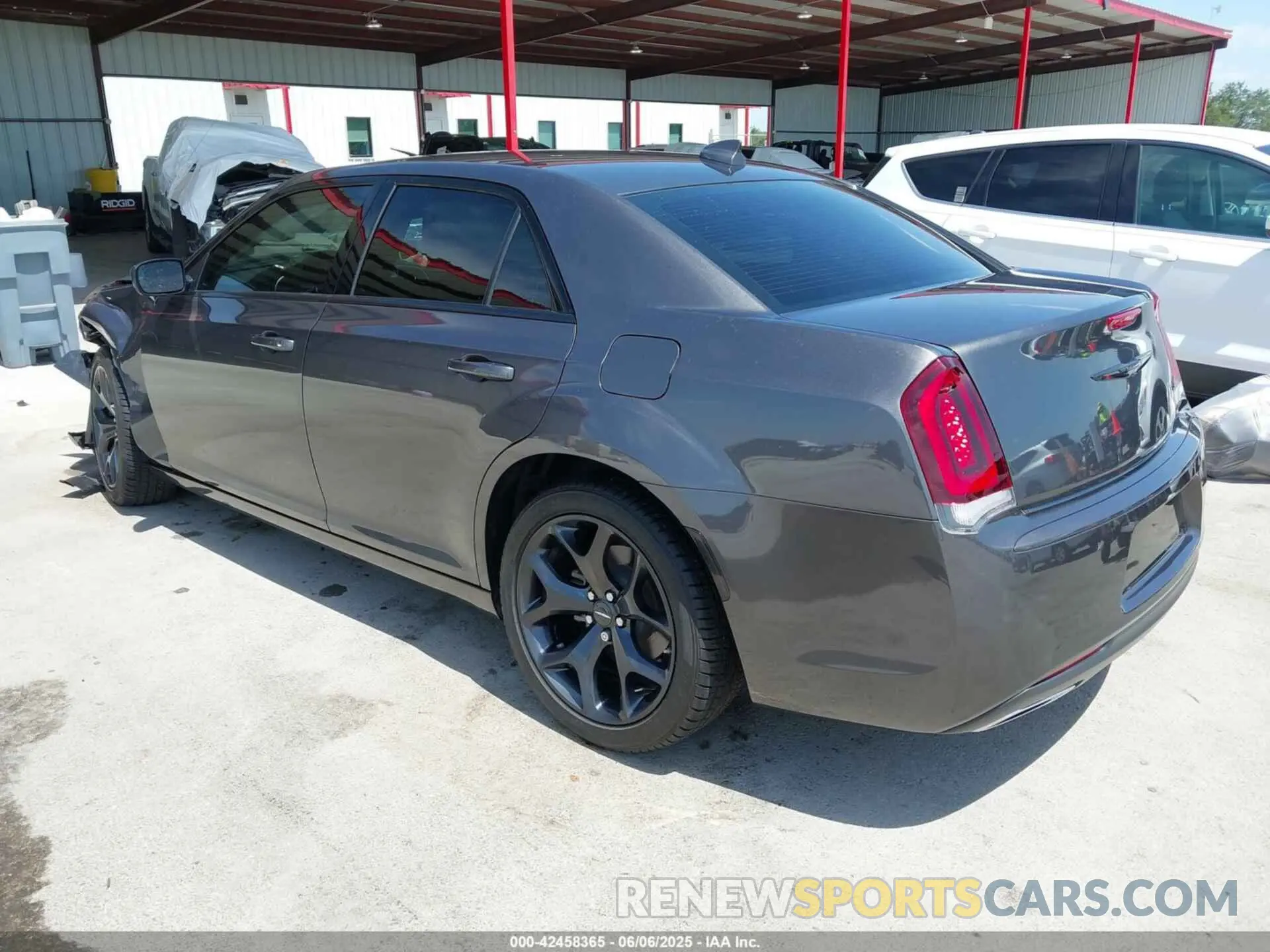 3 Фотография поврежденного автомобиля 2C3CCAAG1PH677073 CHRYSLER 300 2023