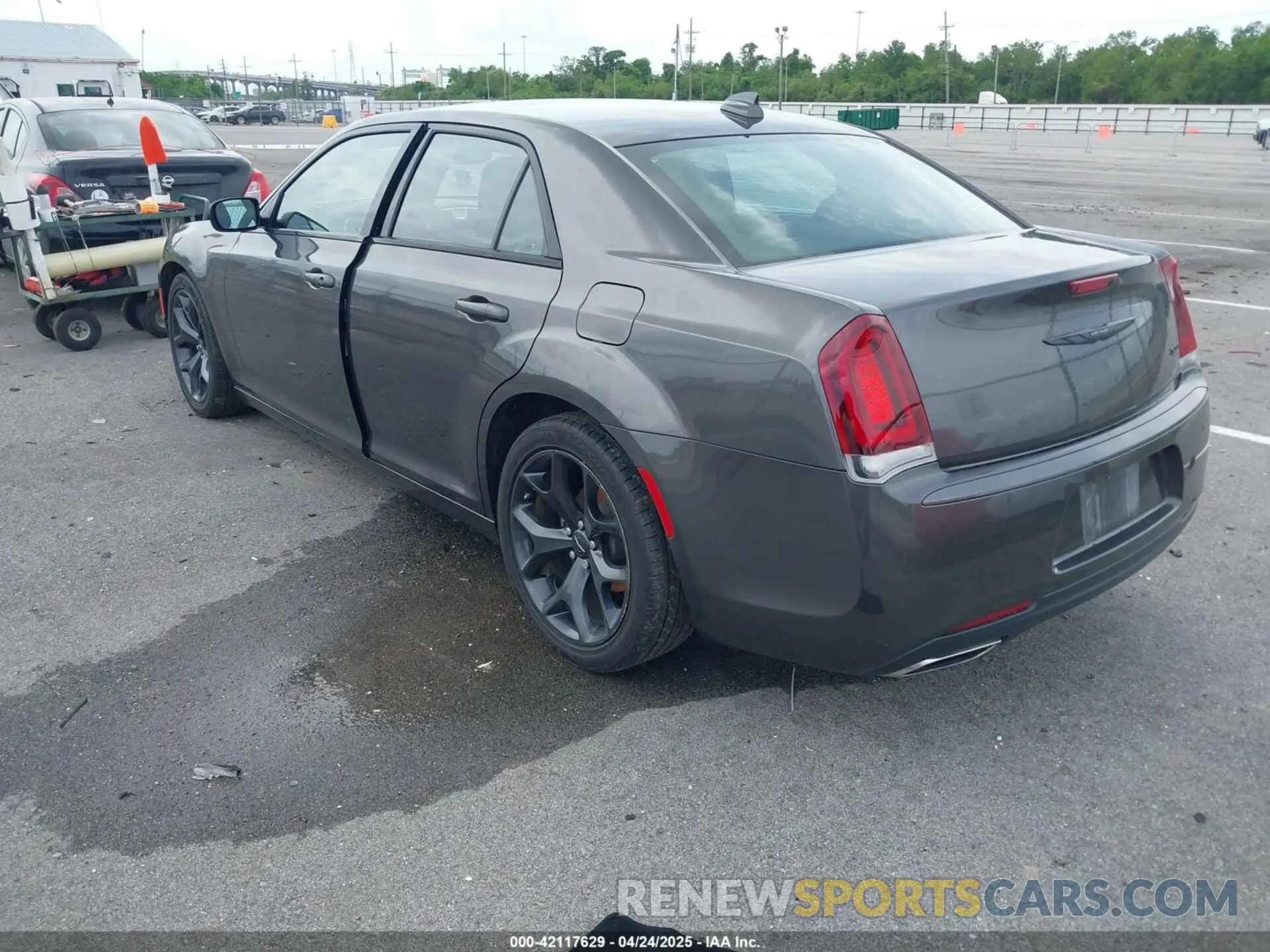 3 Фотография поврежденного автомобиля 2C3CCAAG5PH548947 CHRYSLER 300 2023