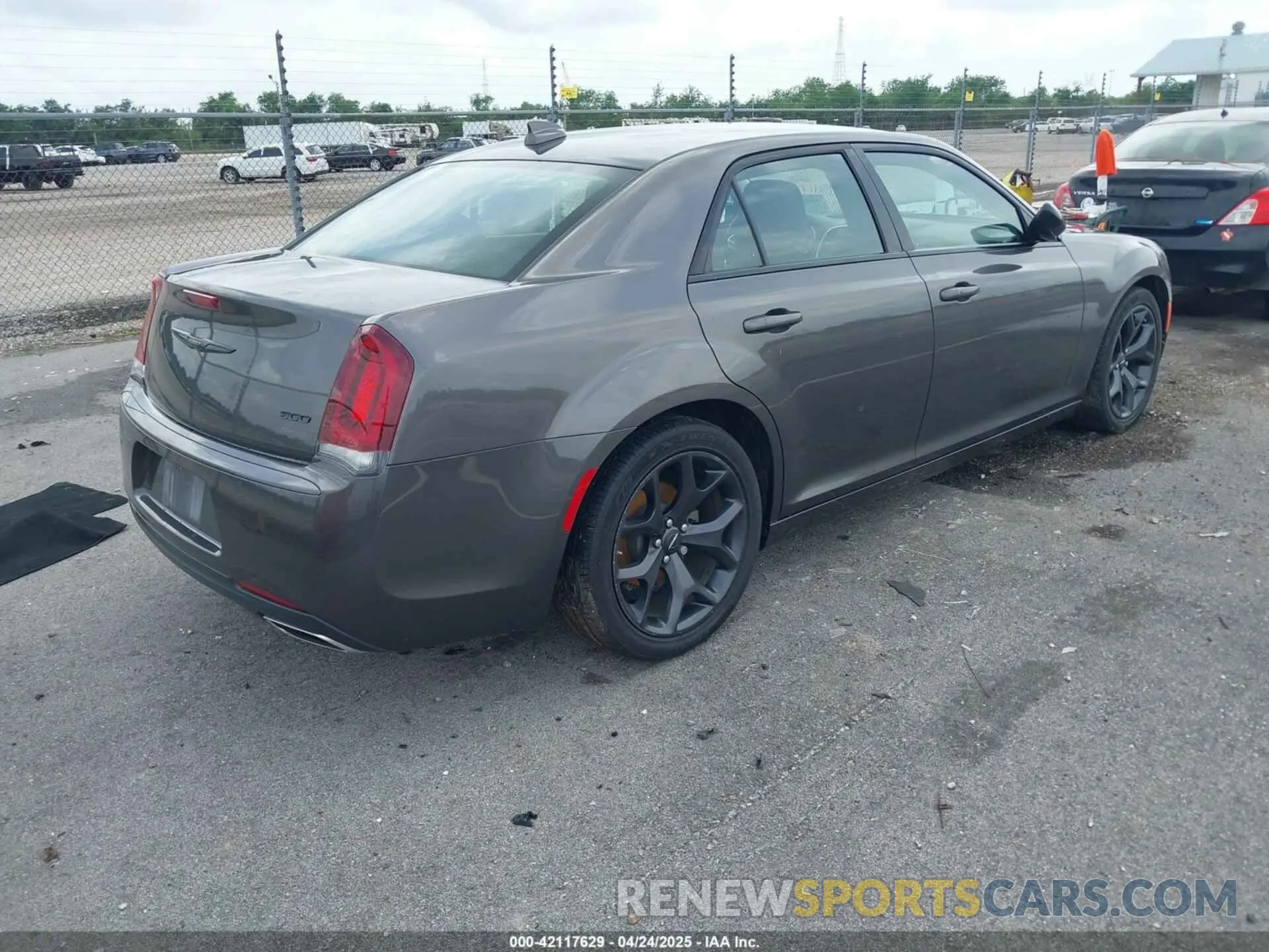 4 Фотография поврежденного автомобиля 2C3CCAAG5PH548947 CHRYSLER 300 2023