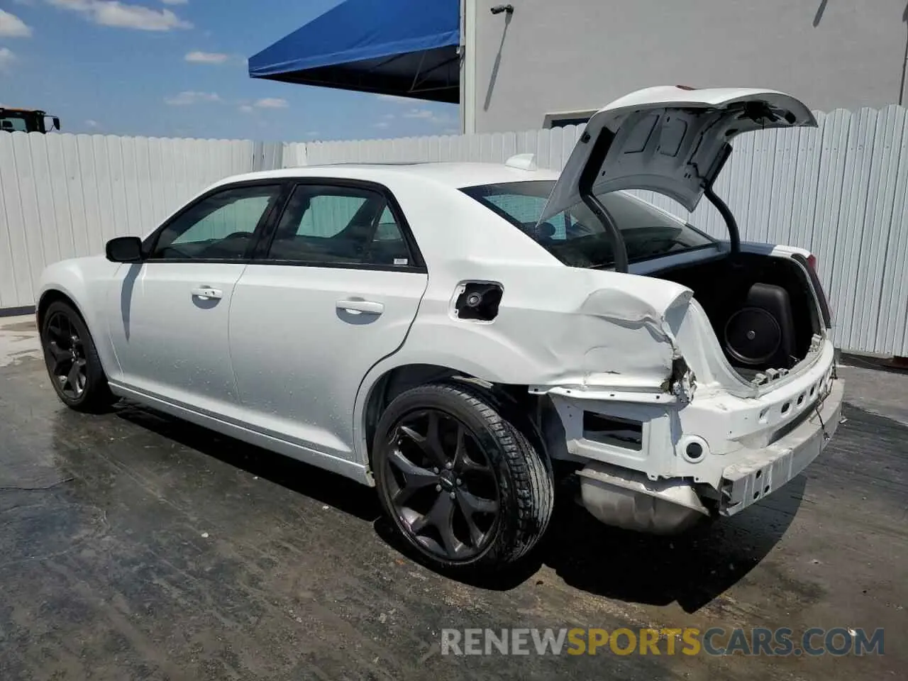 2 Фотография поврежденного автомобиля 2C3CCABG4PH637150 CHRYSLER 300 2023