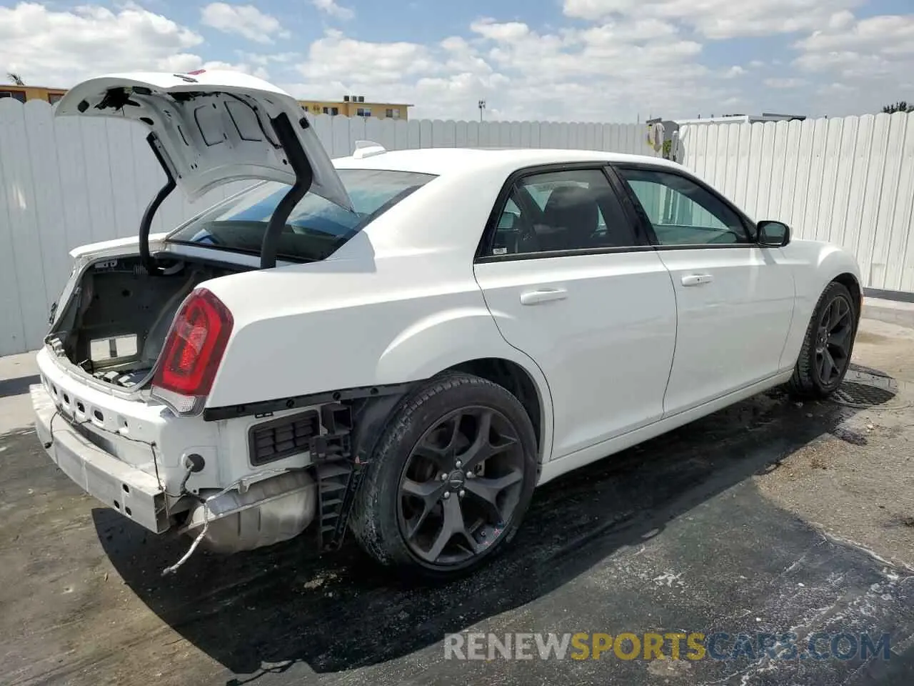 3 Фотография поврежденного автомобиля 2C3CCABG4PH637150 CHRYSLER 300 2023