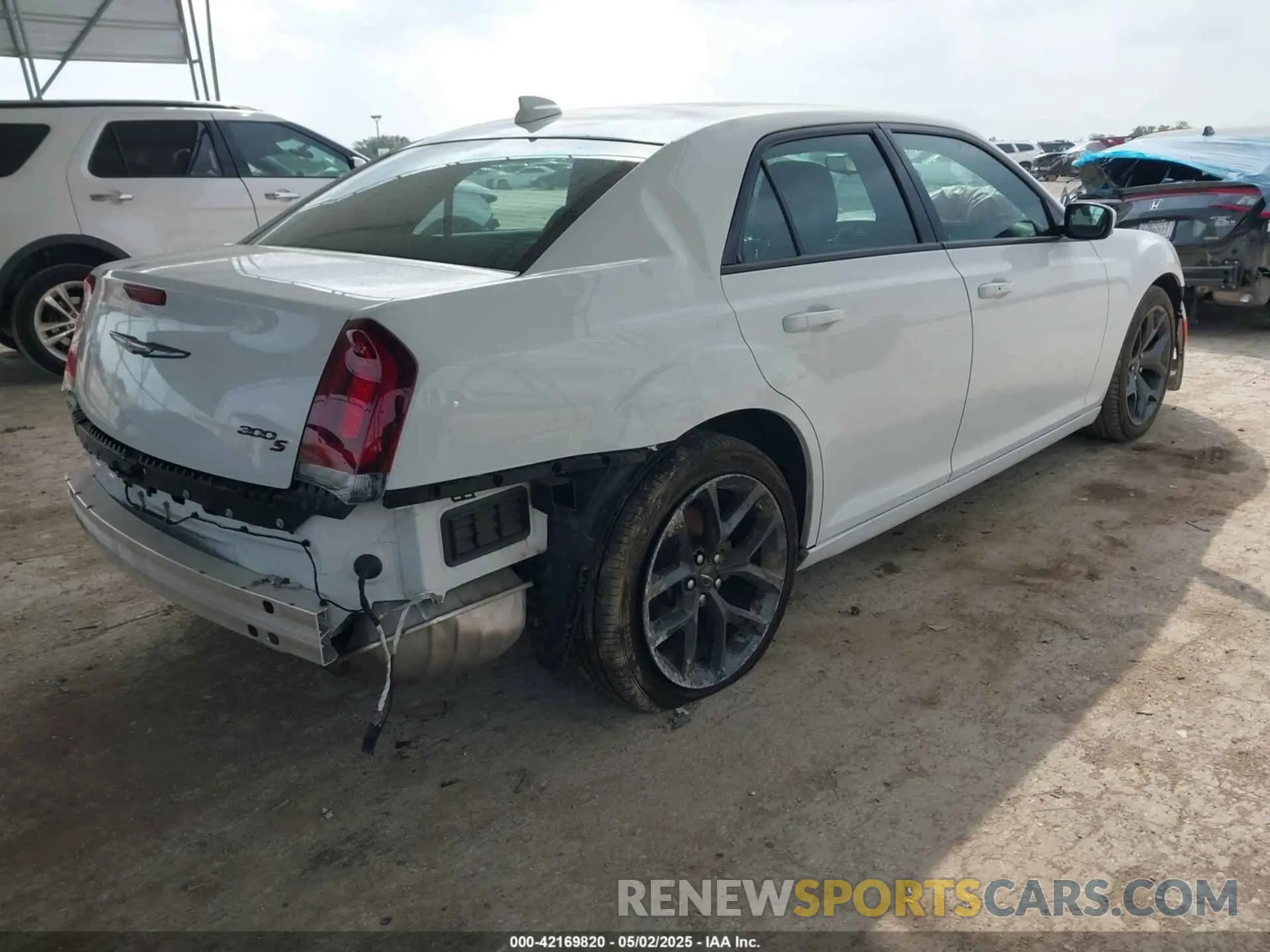 4 Фотография поврежденного автомобиля 2C3CCABG7PH637028 CHRYSLER 300 2023