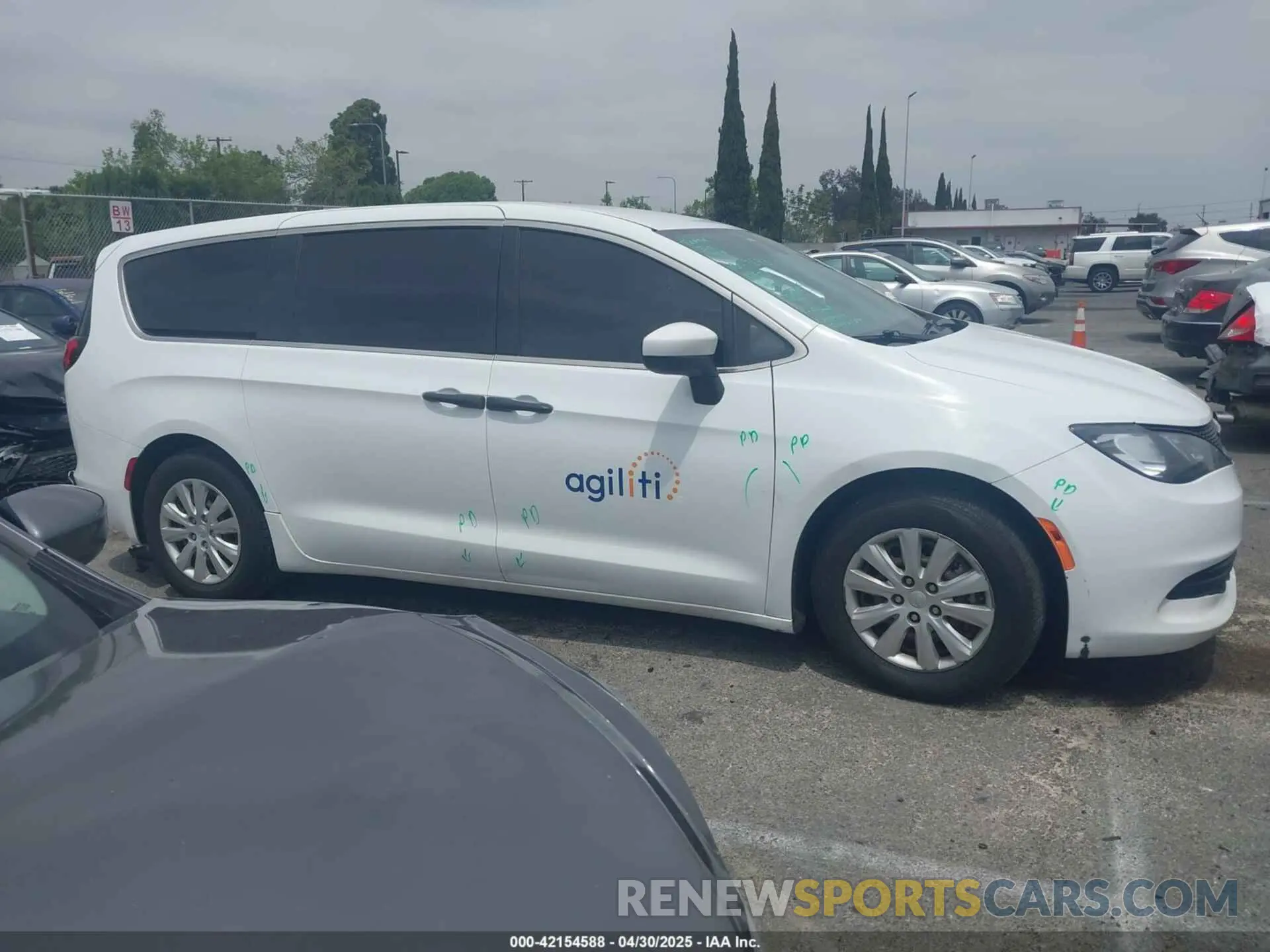 13 Photograph of a damaged car 2C4RC1AG3KR652104 CHRYSLER PACIFICA 2019