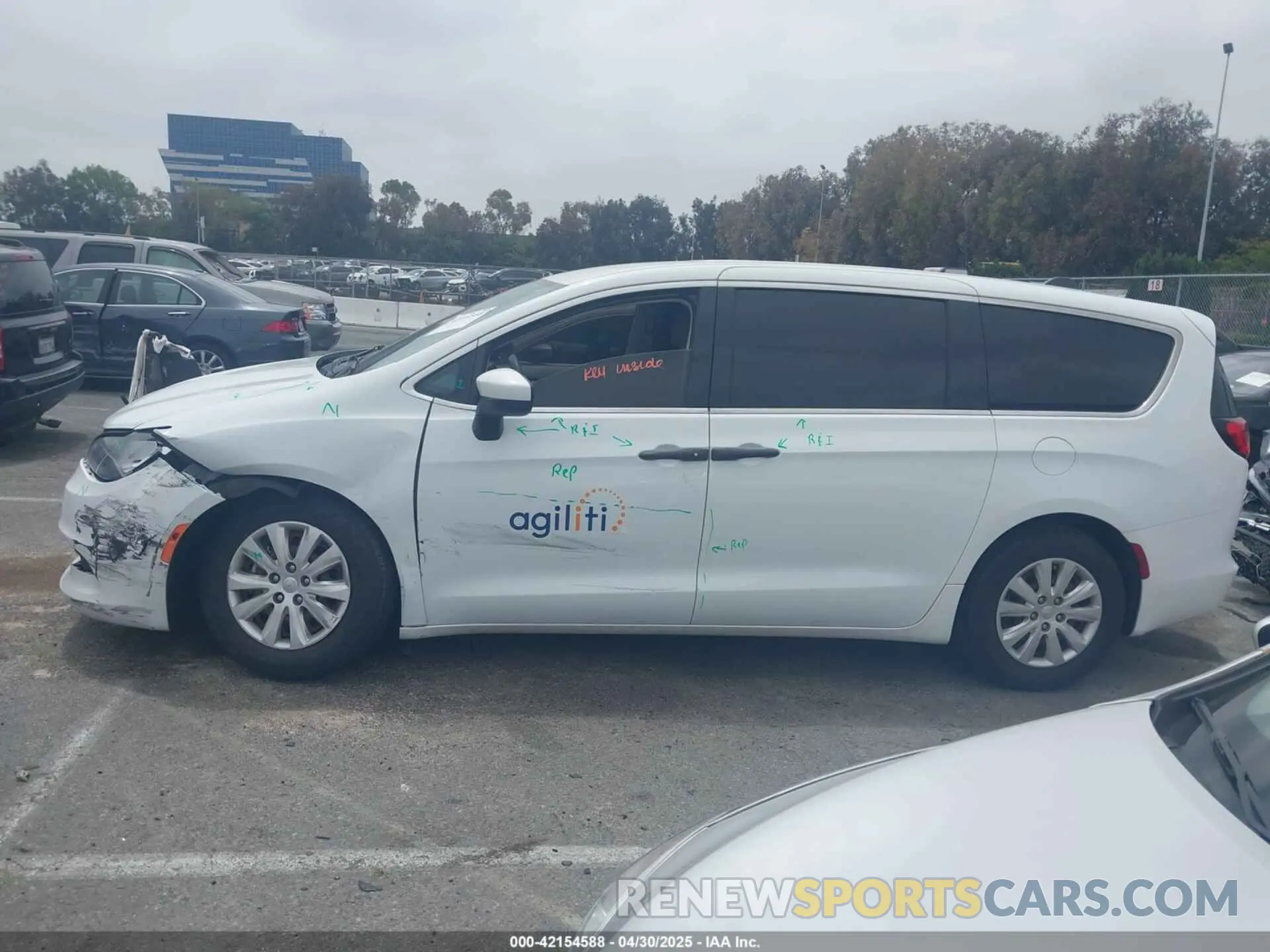 14 Photograph of a damaged car 2C4RC1AG3KR652104 CHRYSLER PACIFICA 2019