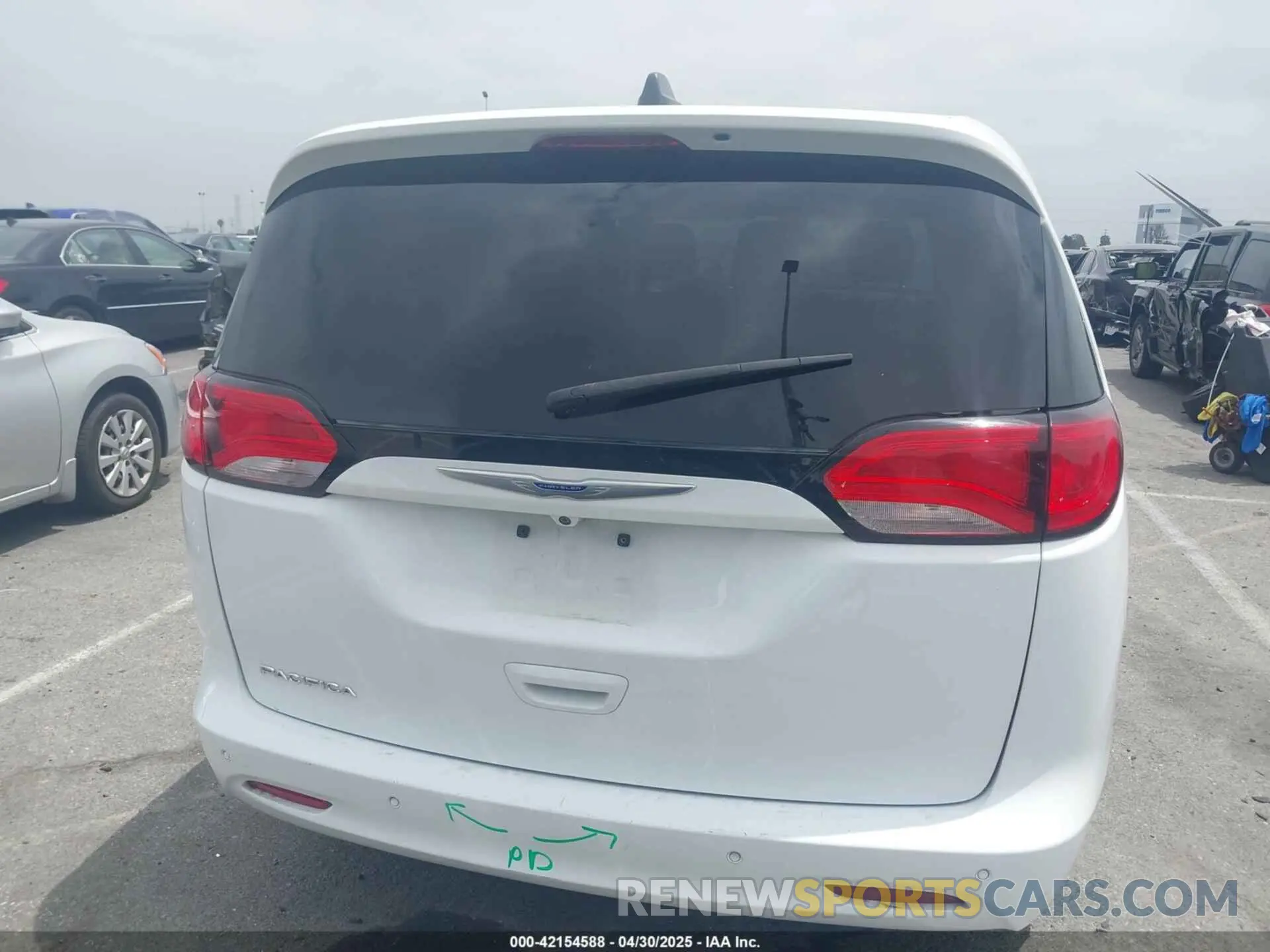 16 Photograph of a damaged car 2C4RC1AG3KR652104 CHRYSLER PACIFICA 2019