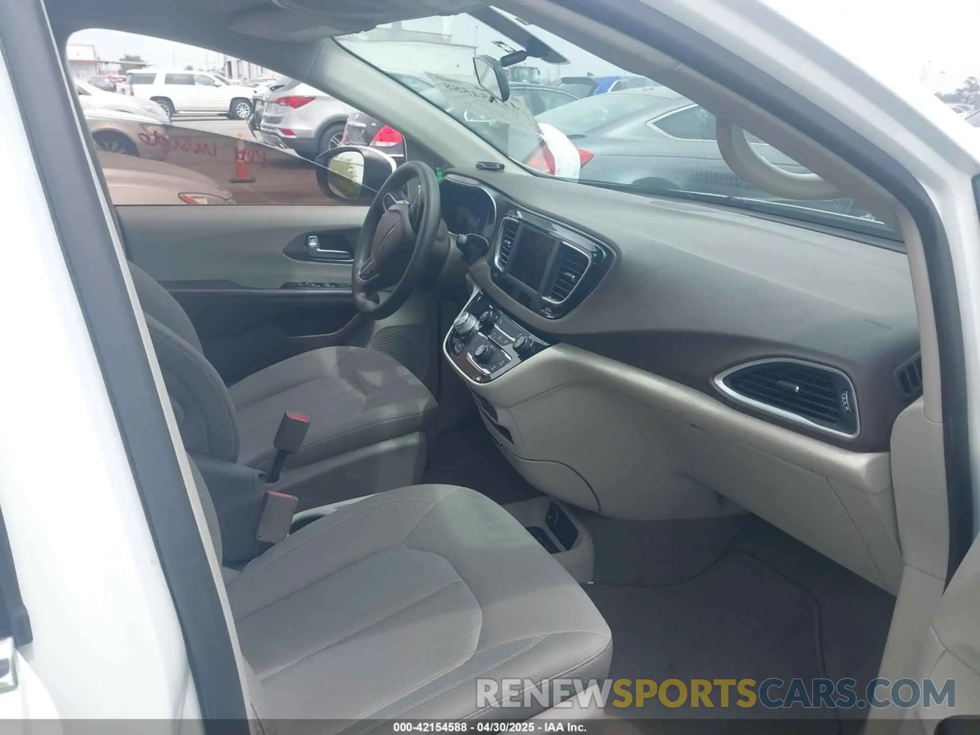 5 Photograph of a damaged car 2C4RC1AG3KR652104 CHRYSLER PACIFICA 2019
