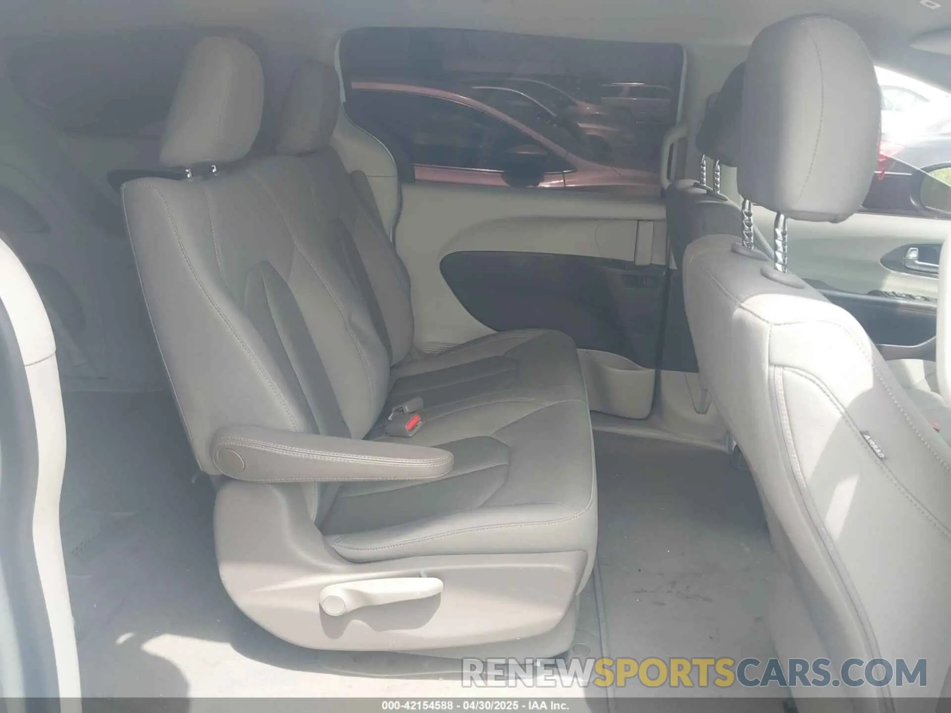 8 Photograph of a damaged car 2C4RC1AG3KR652104 CHRYSLER PACIFICA 2019