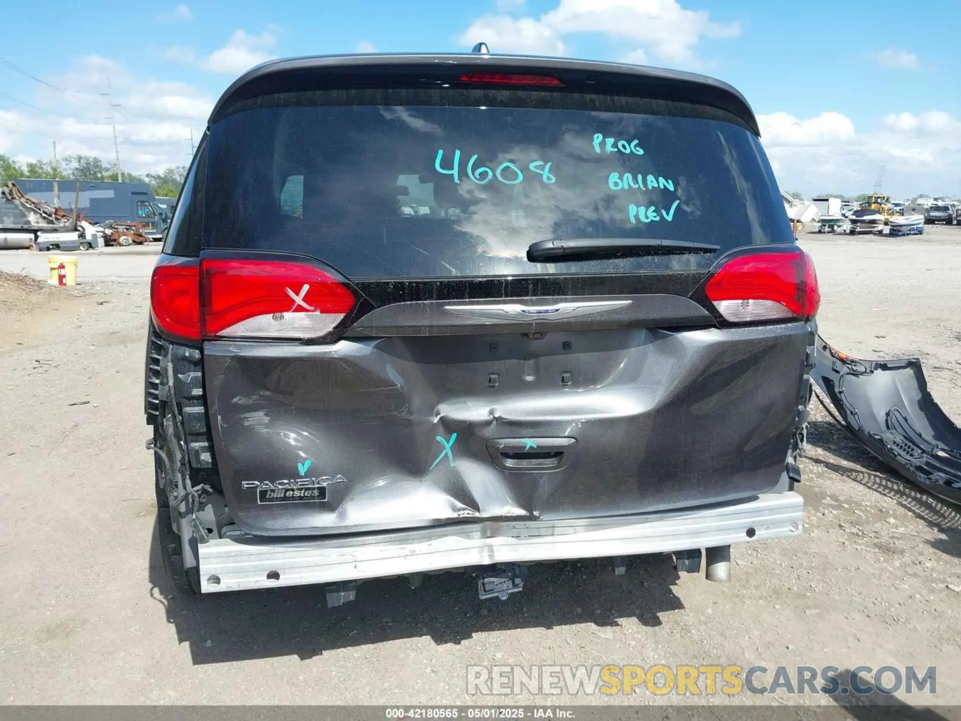 17 Photograph of a damaged car 2C4RC1AG5KR629343 CHRYSLER PACIFICA 2019