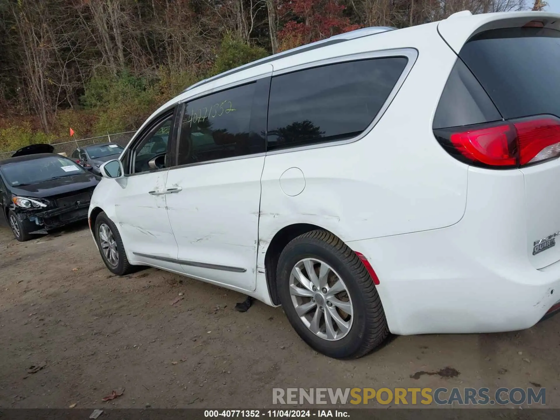14 Photograph of a damaged car 2C4RC1BG0KR526023 CHRYSLER PACIFICA 2019