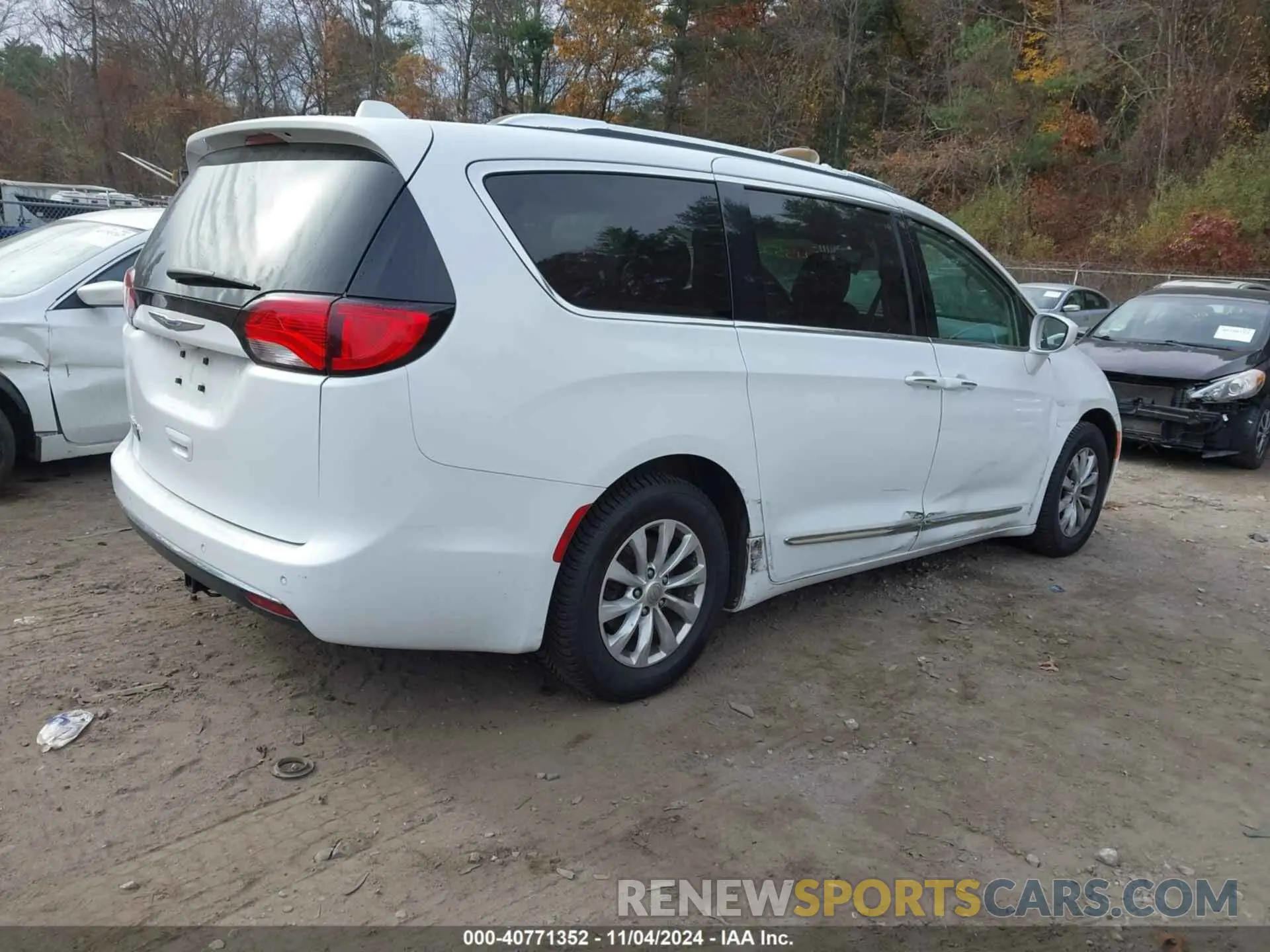 4 Photograph of a damaged car 2C4RC1BG0KR526023 CHRYSLER PACIFICA 2019