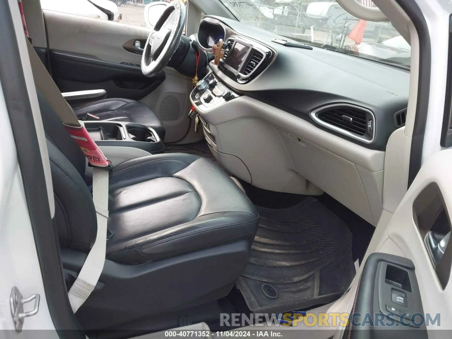 5 Photograph of a damaged car 2C4RC1BG0KR526023 CHRYSLER PACIFICA 2019