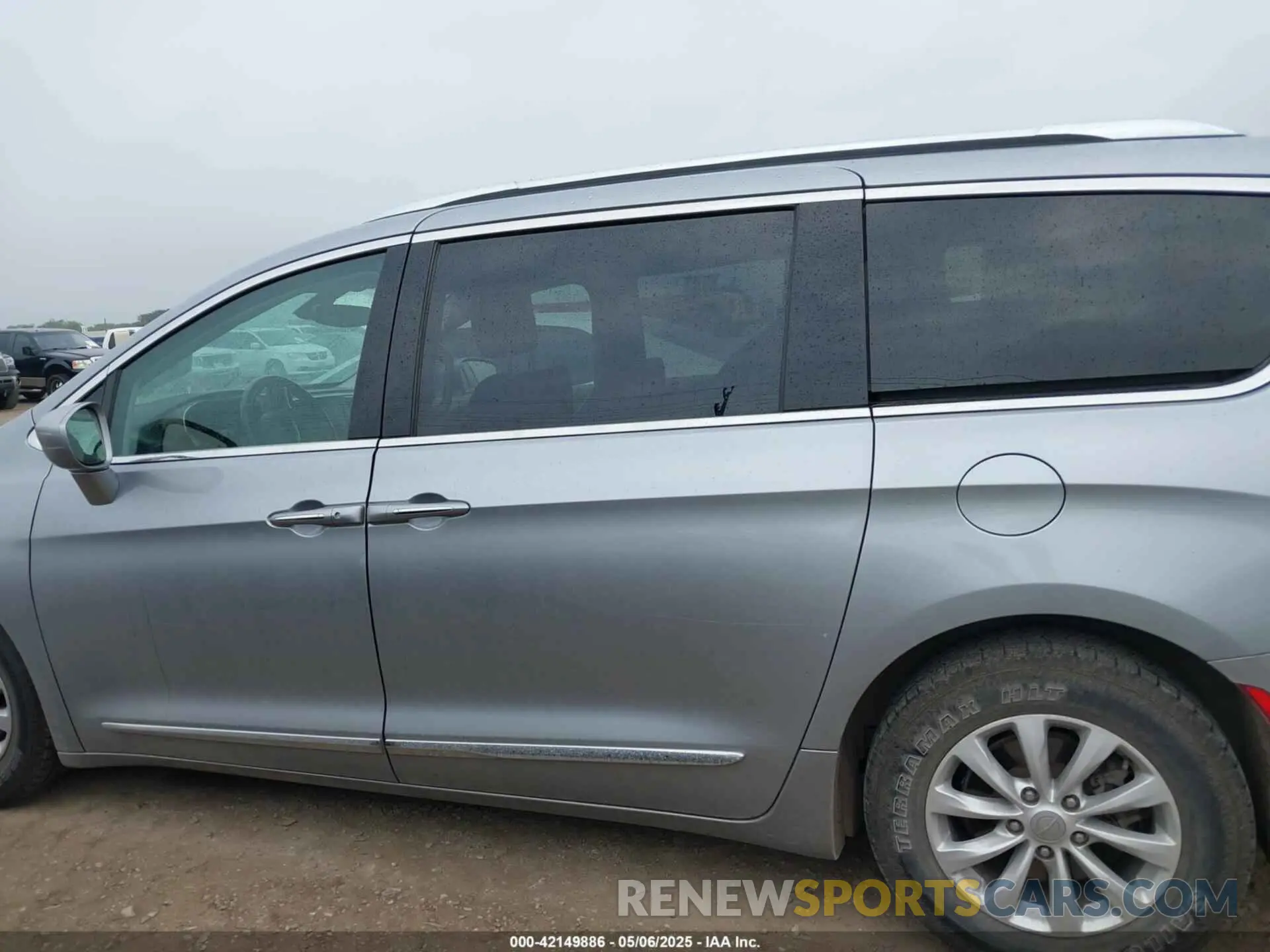 14 Photograph of a damaged car 2C4RC1BG0KR554811 CHRYSLER PACIFICA 2019
