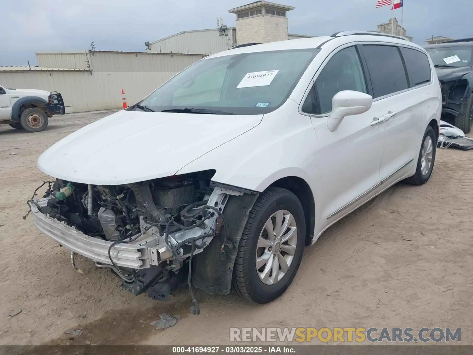 2 Фотография поврежденного автомобиля 2C4RC1BG0KR560091 CHRYSLER PACIFICA 2019