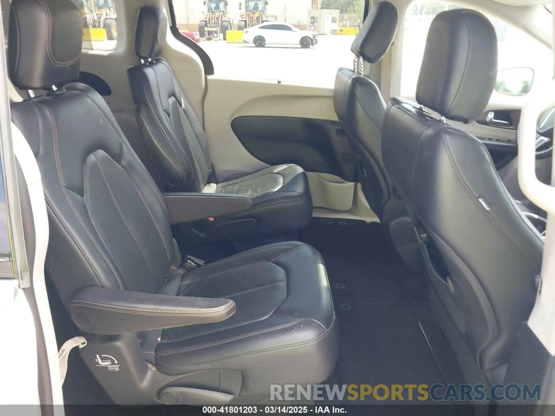 8 Photograph of a damaged car 2C4RC1BG1KR539668 CHRYSLER PACIFICA 2019