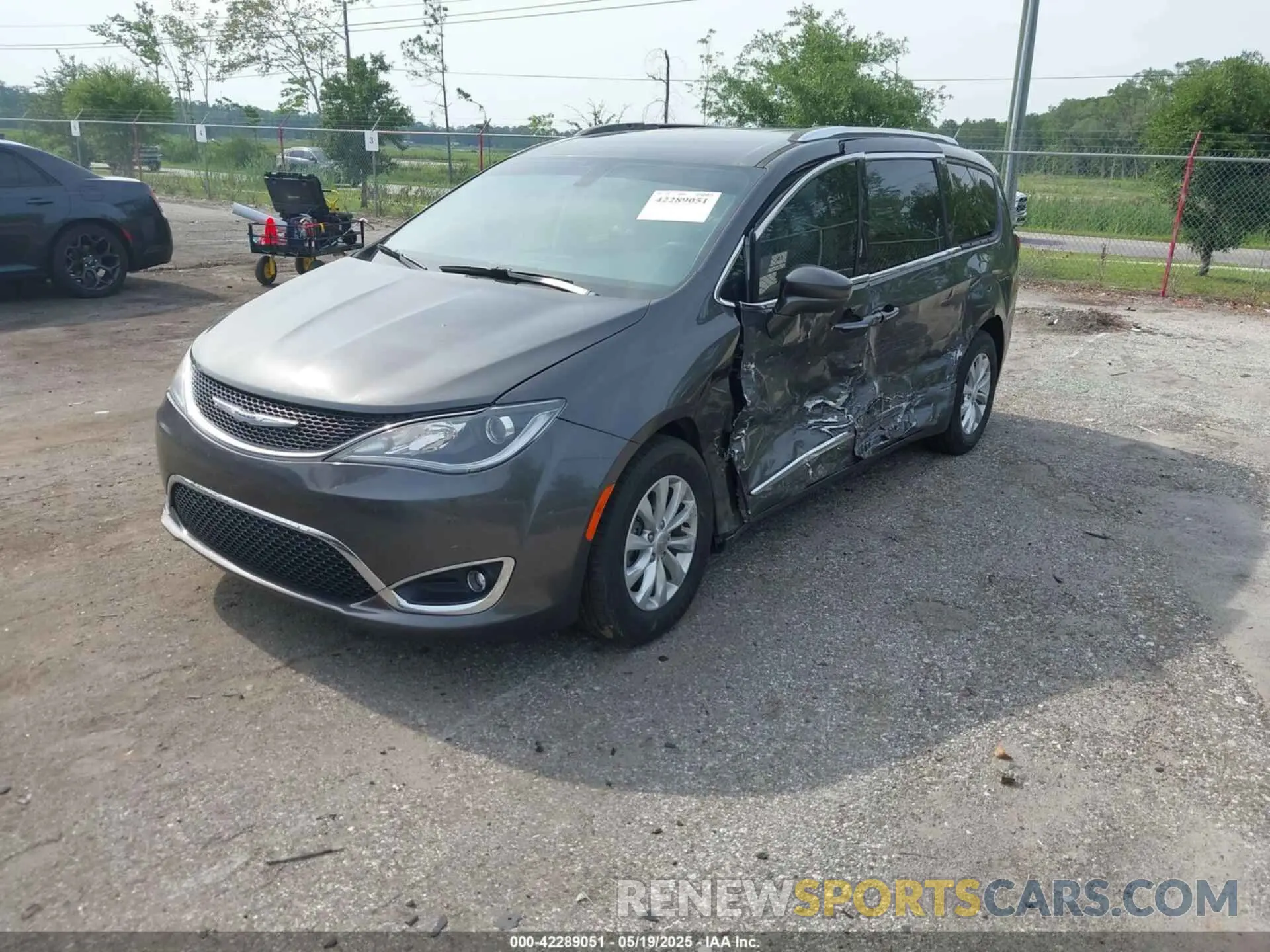 2 Photograph of a damaged car 2C4RC1BG1KR625031 CHRYSLER PACIFICA 2019