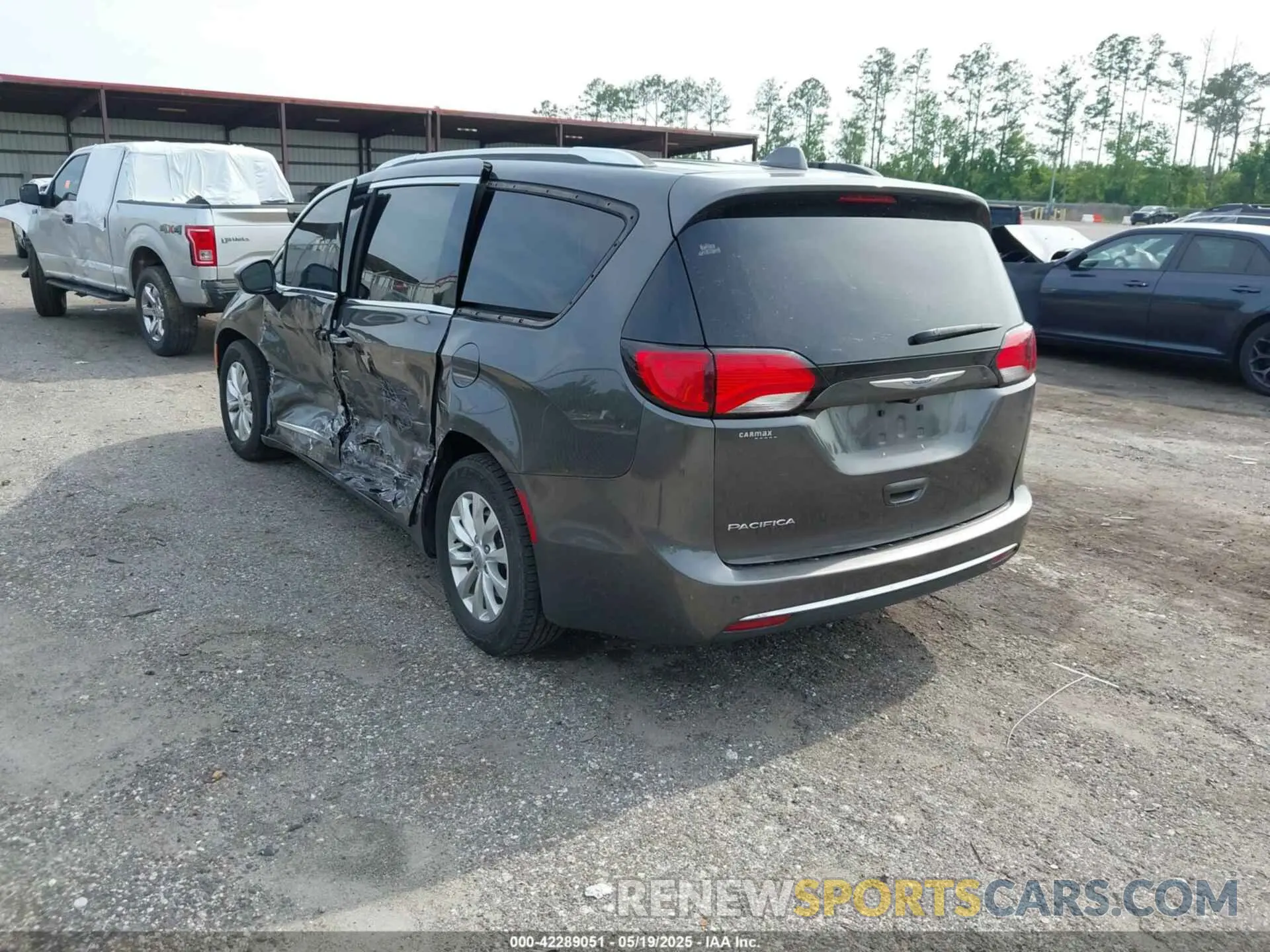 3 Photograph of a damaged car 2C4RC1BG1KR625031 CHRYSLER PACIFICA 2019