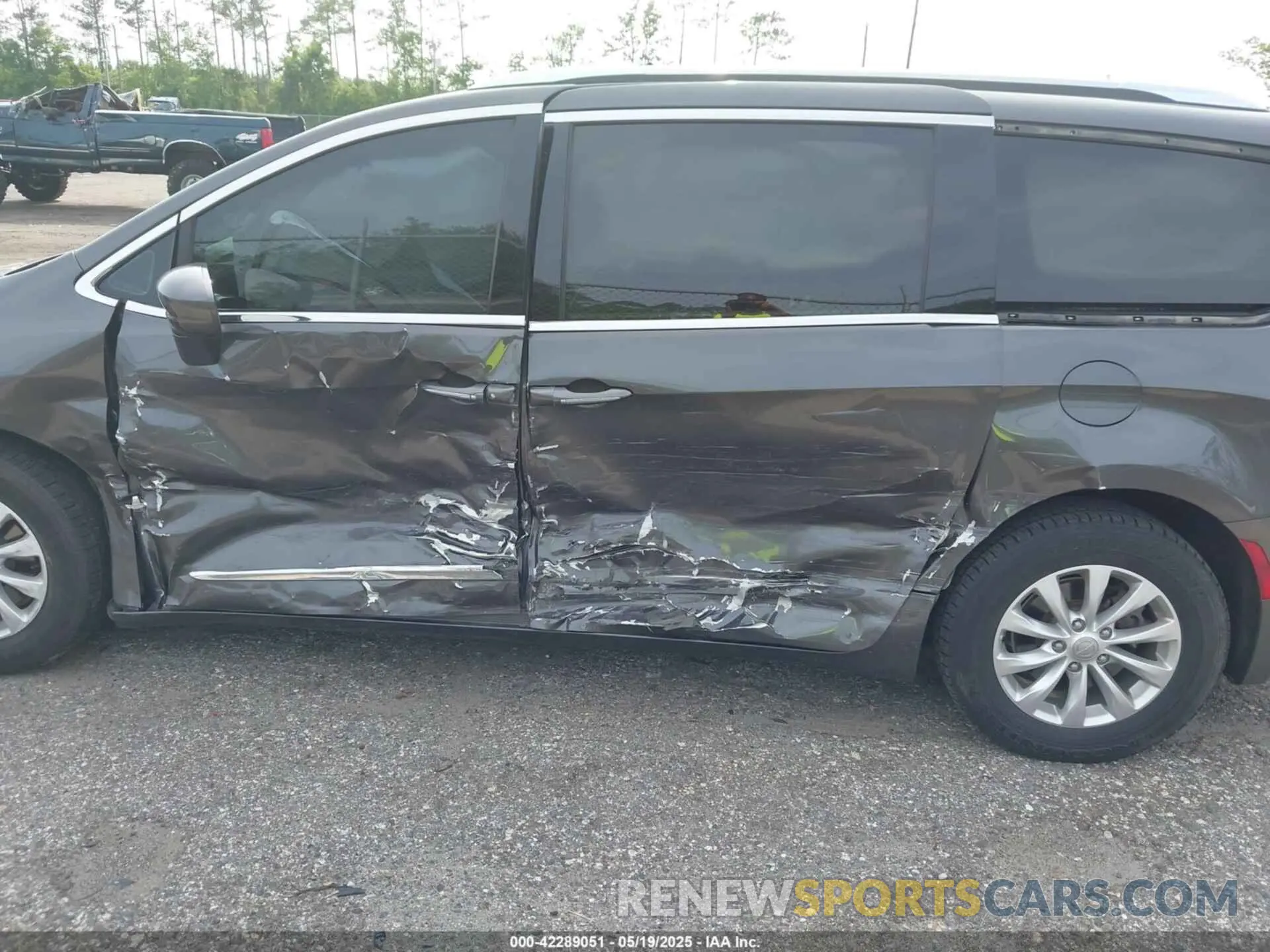 6 Photograph of a damaged car 2C4RC1BG1KR625031 CHRYSLER PACIFICA 2019