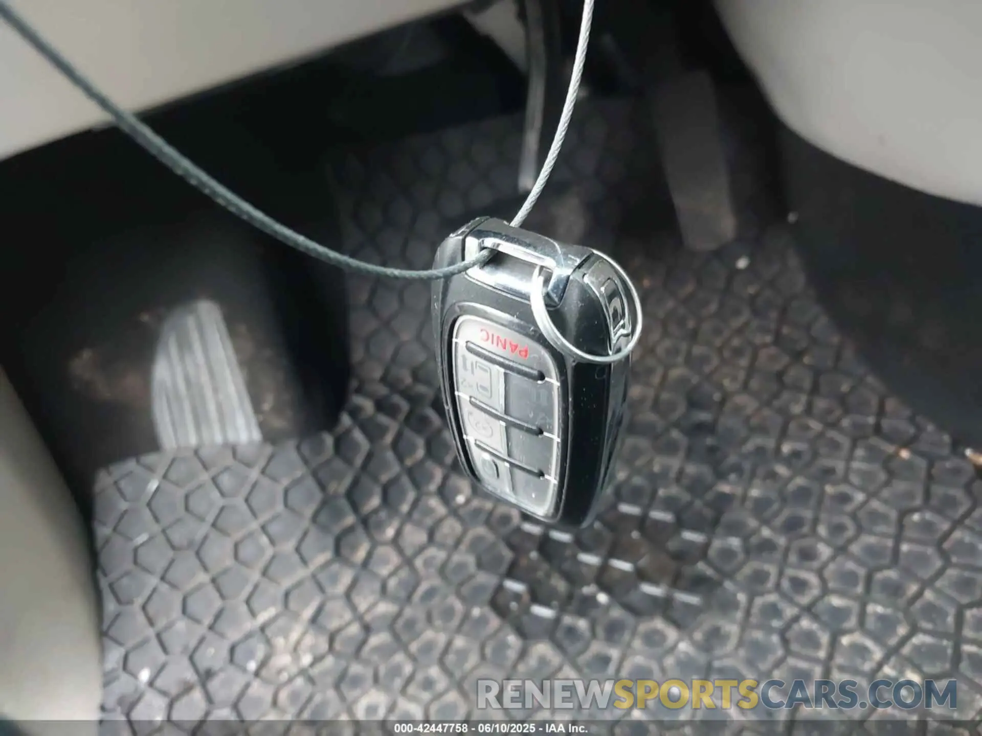 11 Photograph of a damaged car 2C4RC1BG1KR651984 CHRYSLER PACIFICA 2019