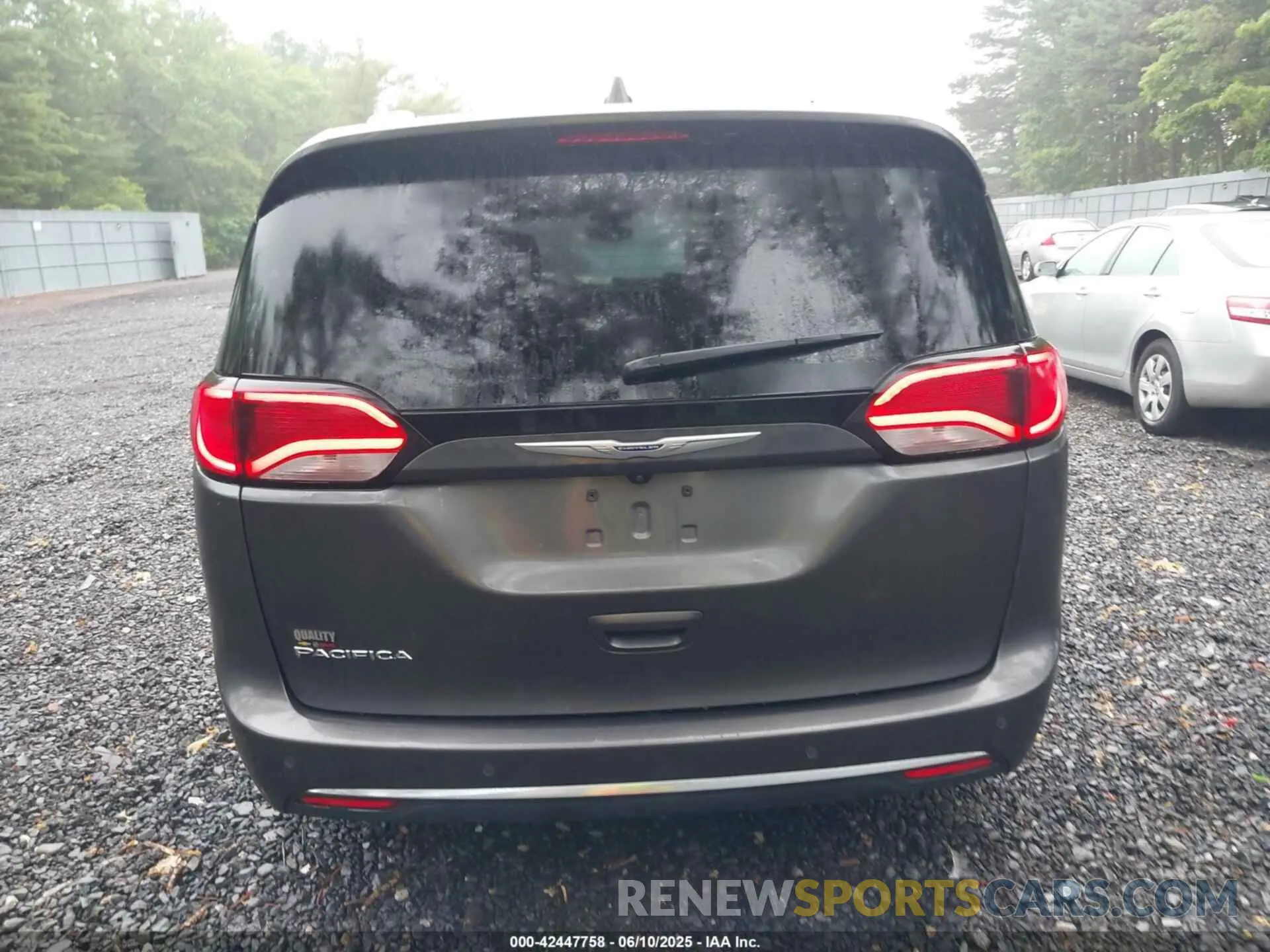 16 Photograph of a damaged car 2C4RC1BG1KR651984 CHRYSLER PACIFICA 2019
