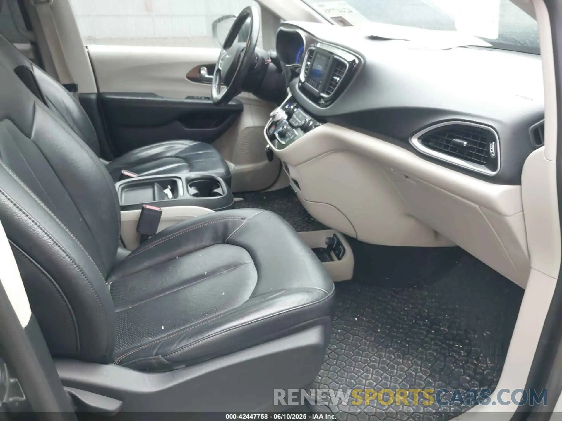 5 Photograph of a damaged car 2C4RC1BG1KR651984 CHRYSLER PACIFICA 2019