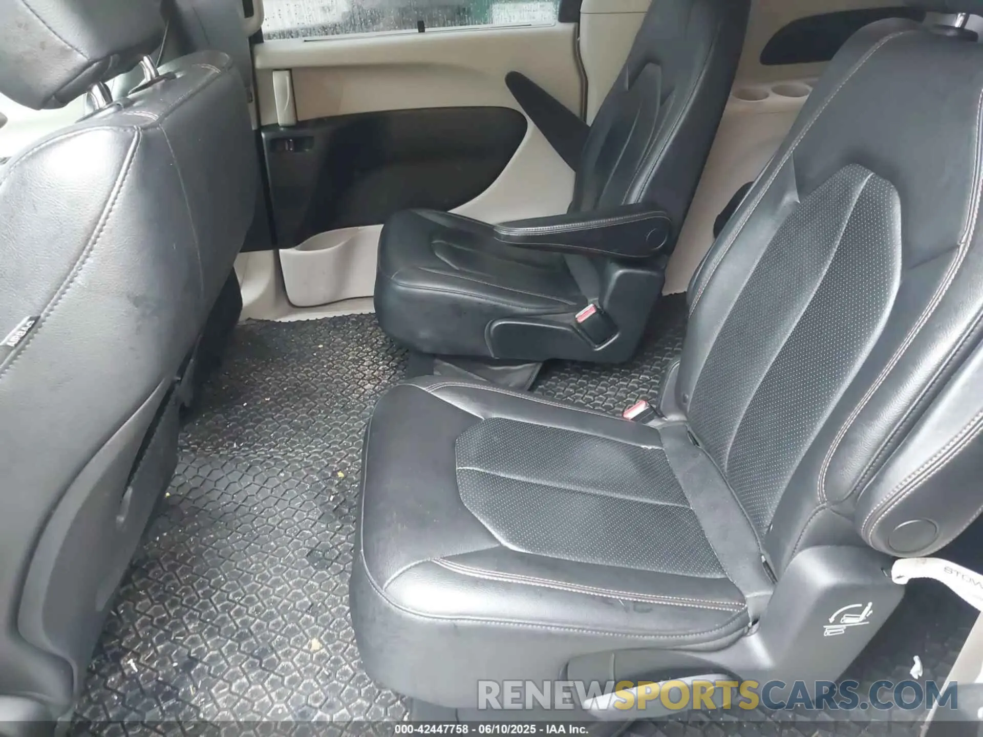 8 Photograph of a damaged car 2C4RC1BG1KR651984 CHRYSLER PACIFICA 2019