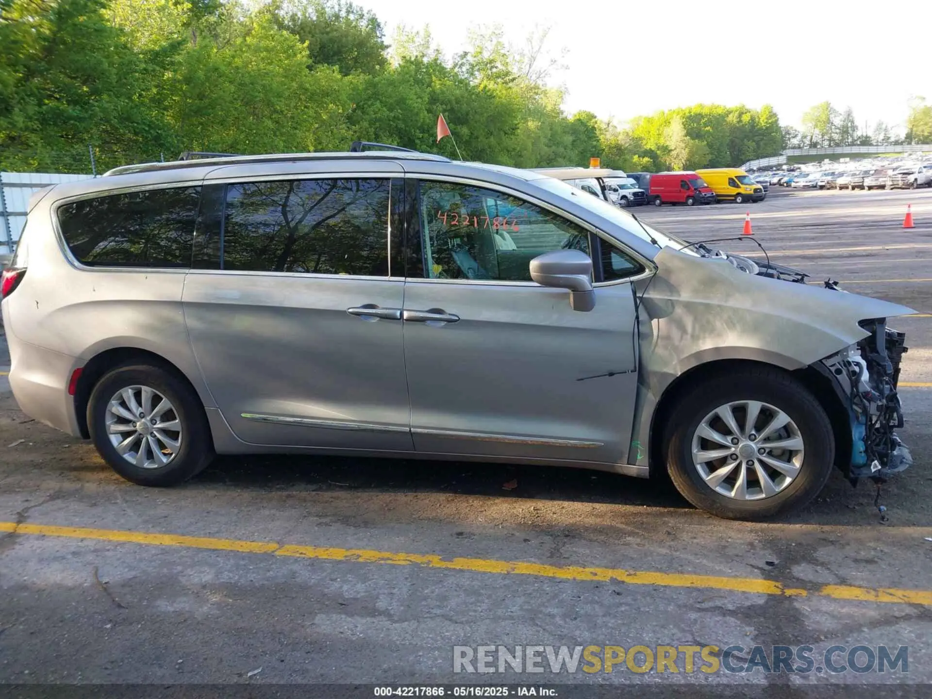 13 Фотография поврежденного автомобиля 2C4RC1BG1KR665917 CHRYSLER PACIFICA 2019