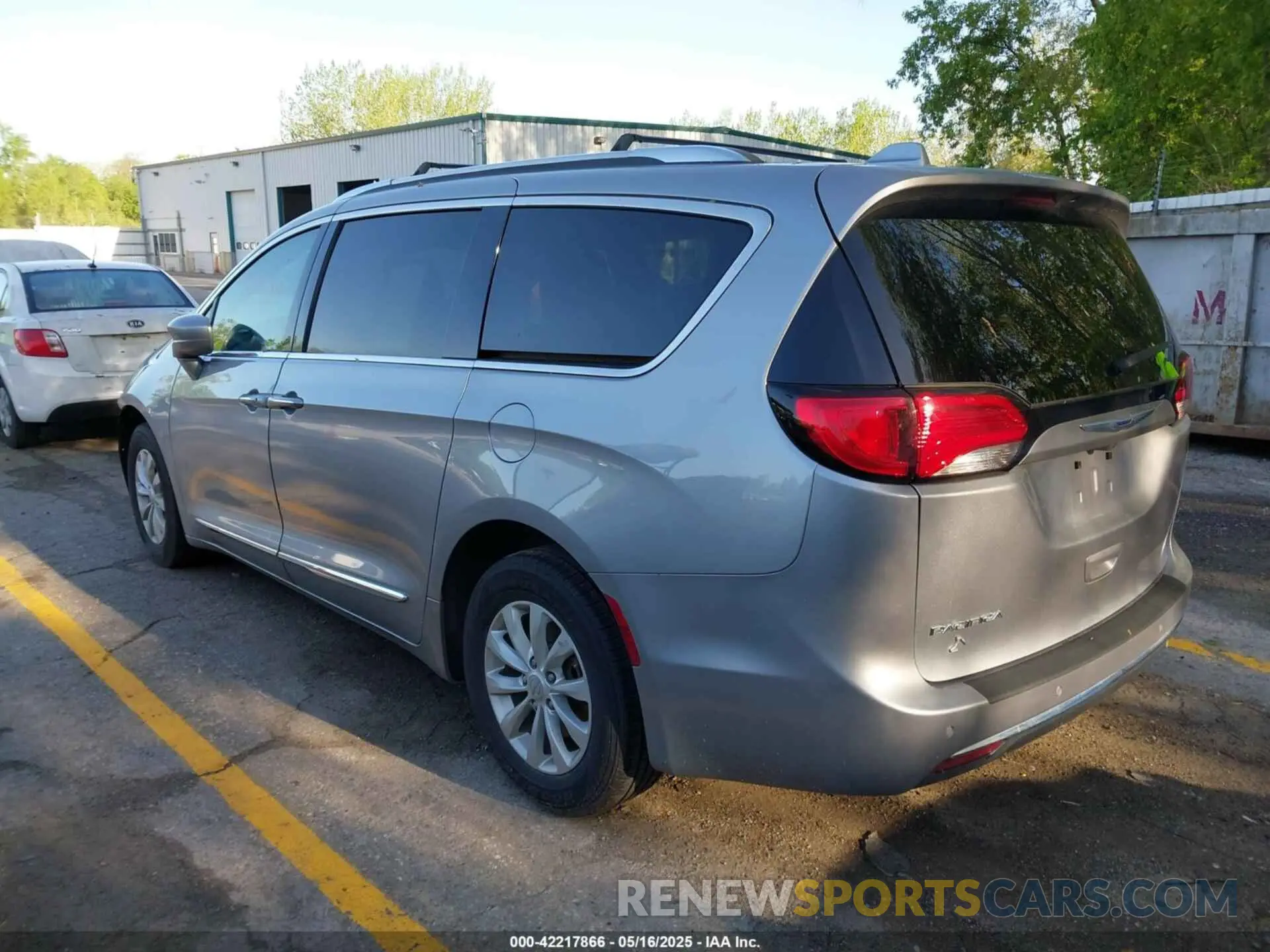 3 Фотография поврежденного автомобиля 2C4RC1BG1KR665917 CHRYSLER PACIFICA 2019