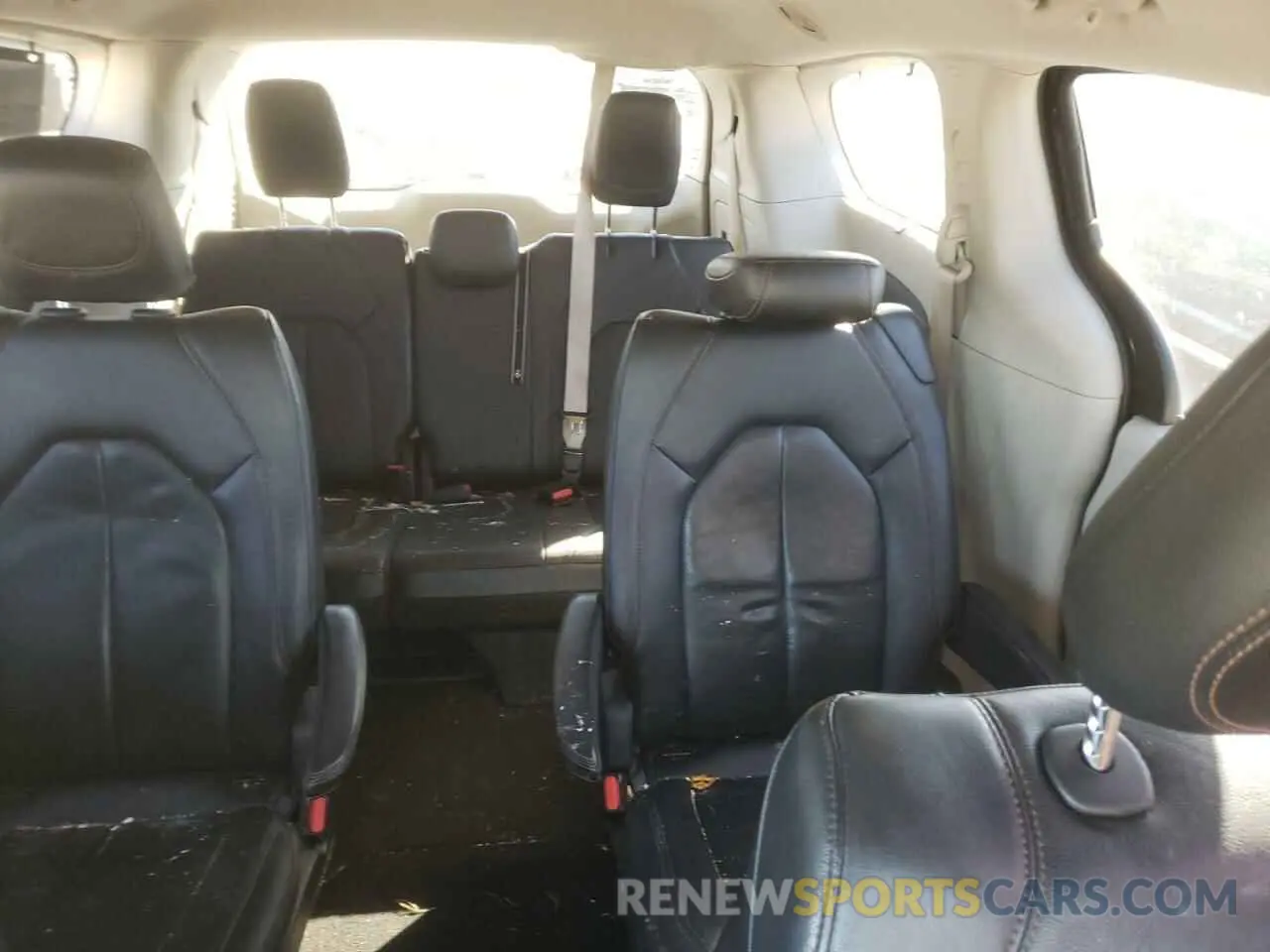 10 Photograph of a damaged car 2C4RC1BG1KR698285 CHRYSLER PACIFICA 2019