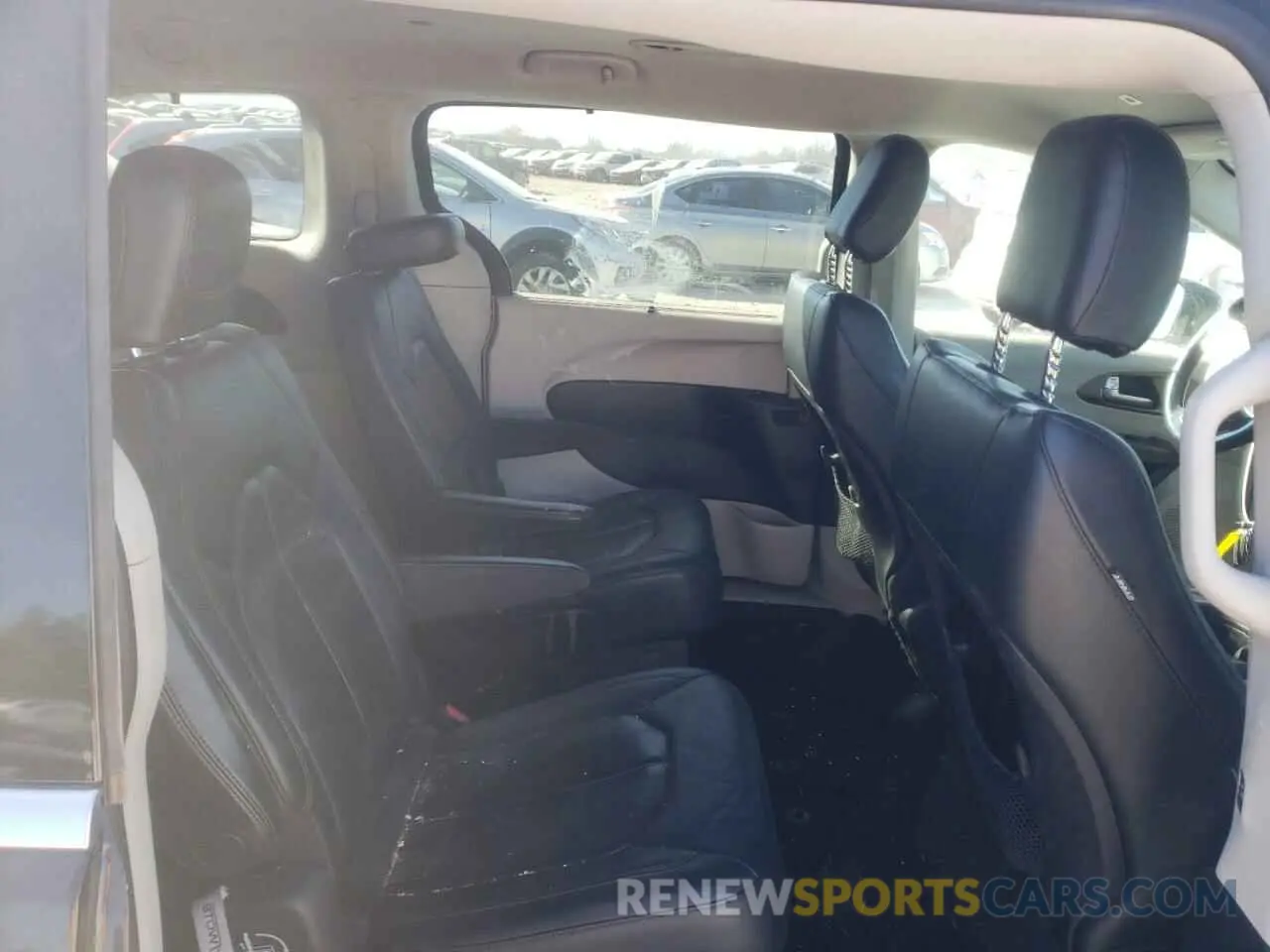 11 Photograph of a damaged car 2C4RC1BG1KR698285 CHRYSLER PACIFICA 2019