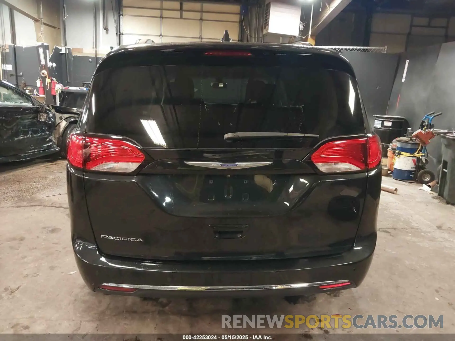 17 Photograph of a damaged car 2C4RC1BG2KR604527 CHRYSLER PACIFICA 2019